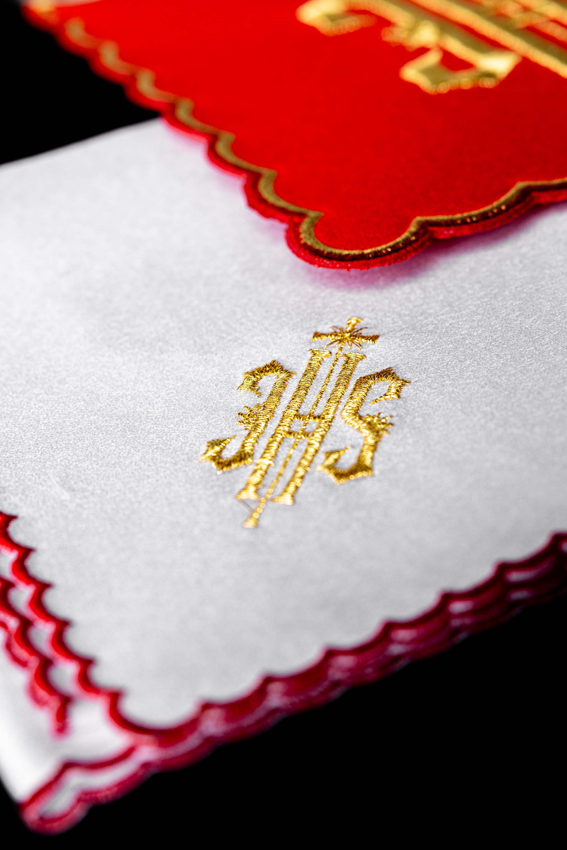 Servicio de altar con bordado IHS rojo