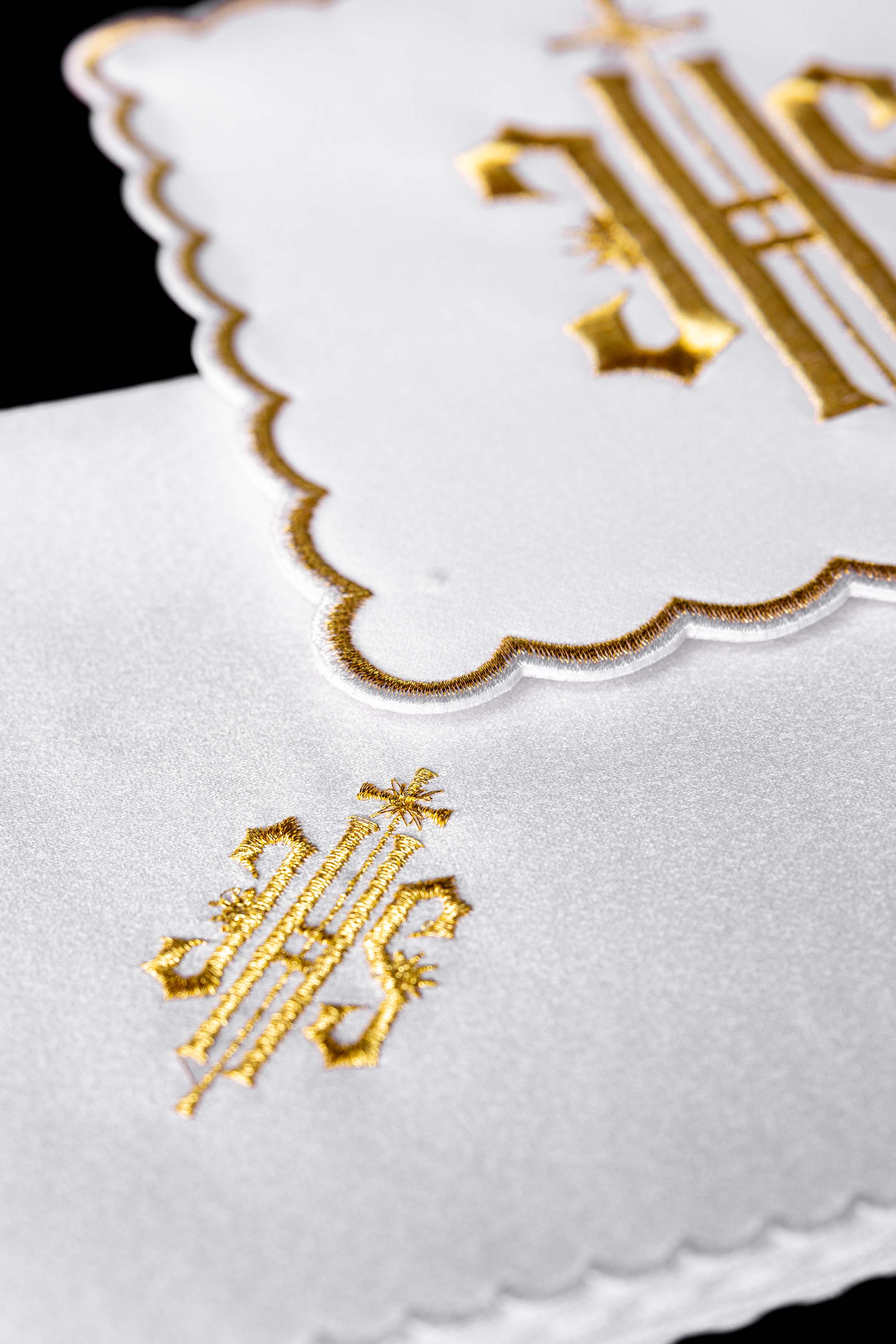 Servicio de altar con bordado IHS y ribete dorado