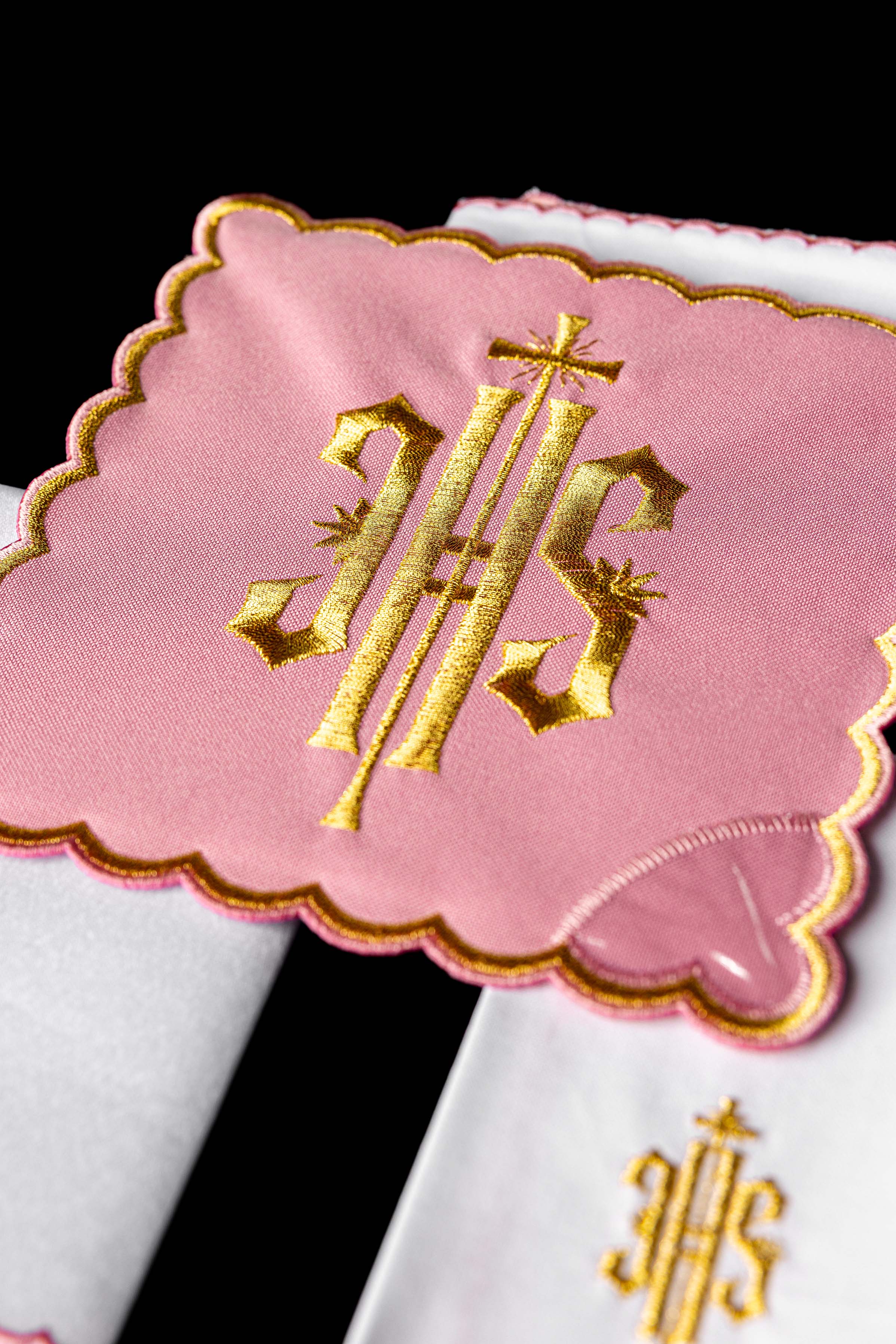 Servicio de altar Bordado IHS rosa