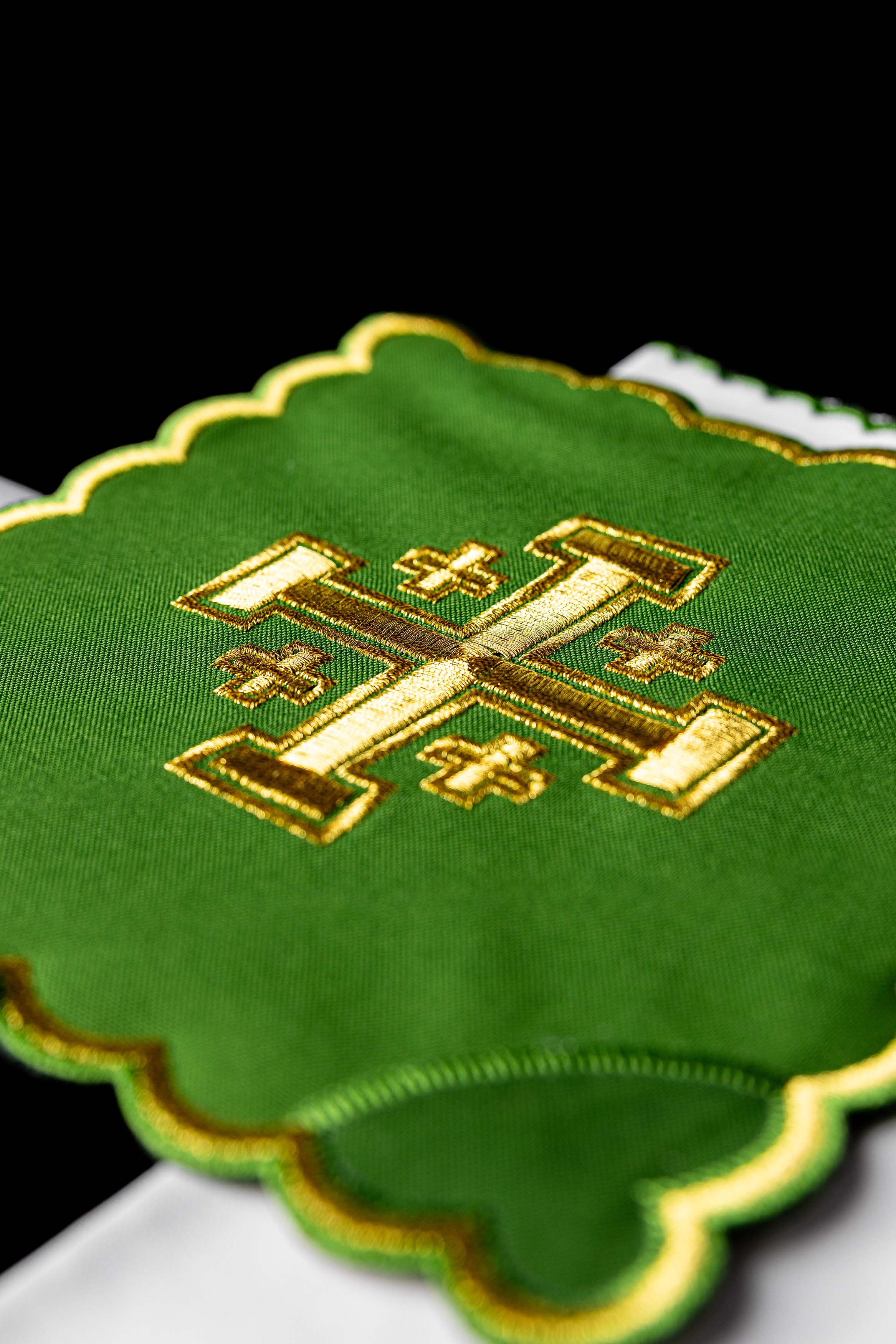 Servicio de altar Cruz de Jerusalén bordada verde