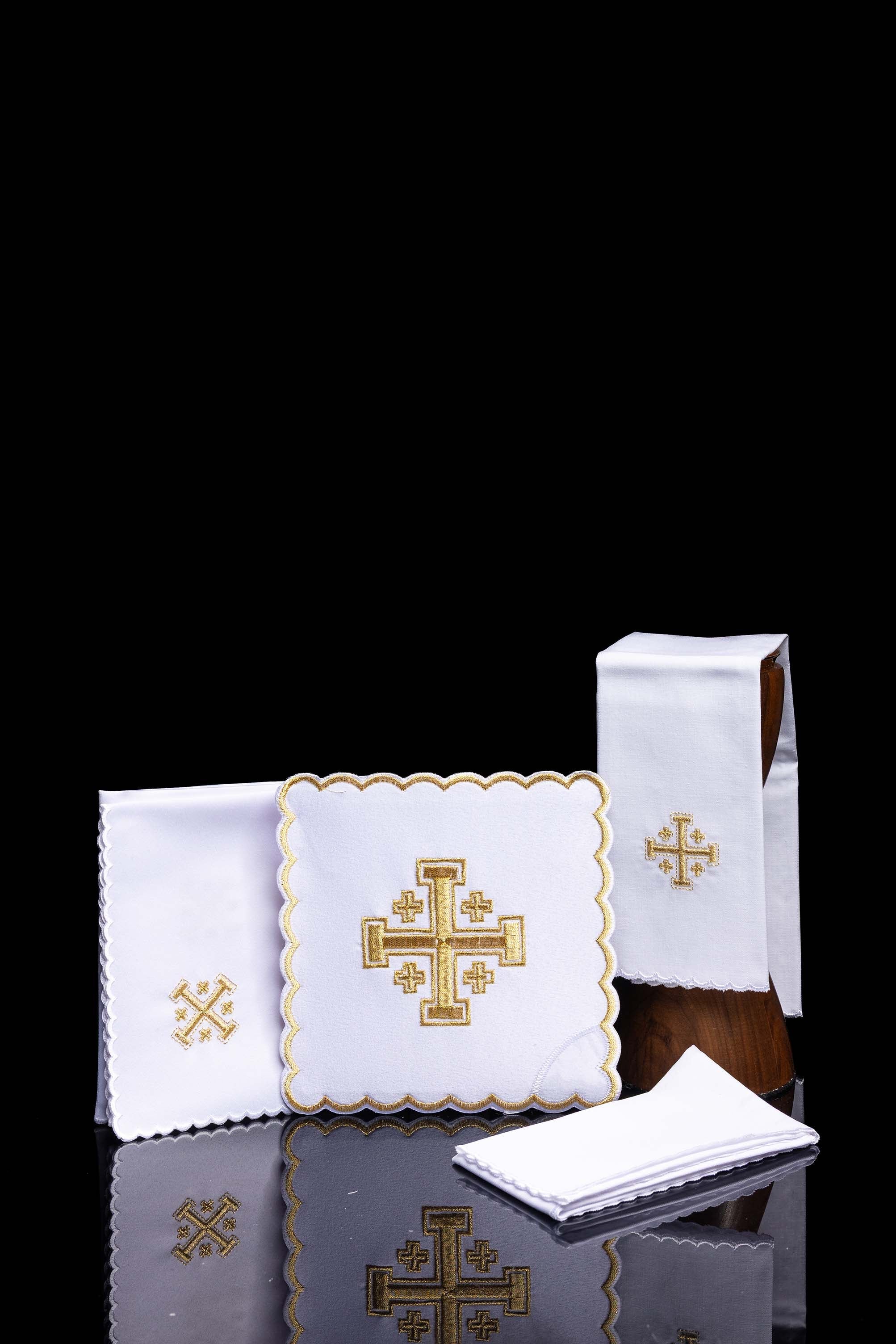 Servicio de altar con Cruz de Jerusalén bordada