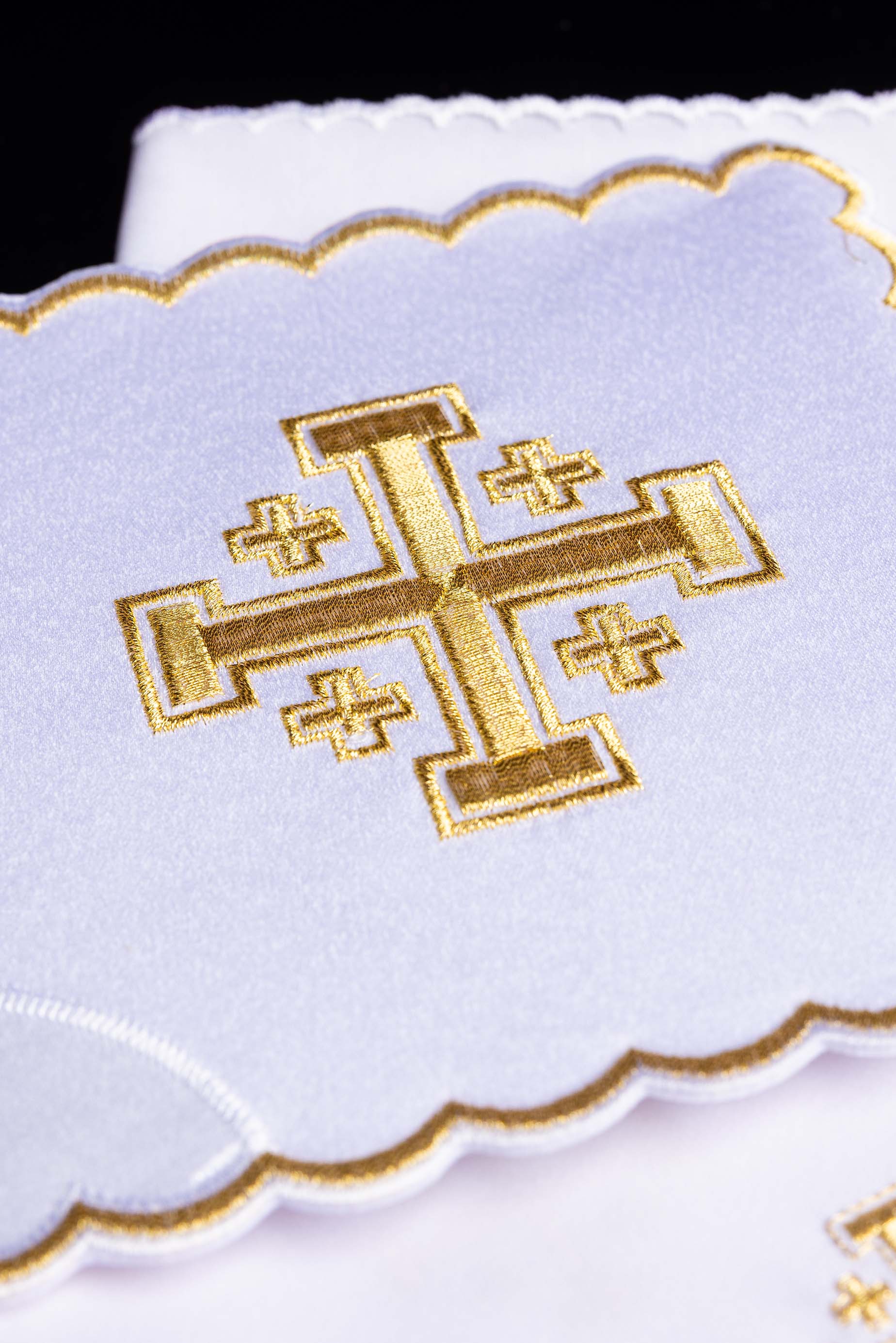 Servicio de altar con Cruz de Jerusalén bordada