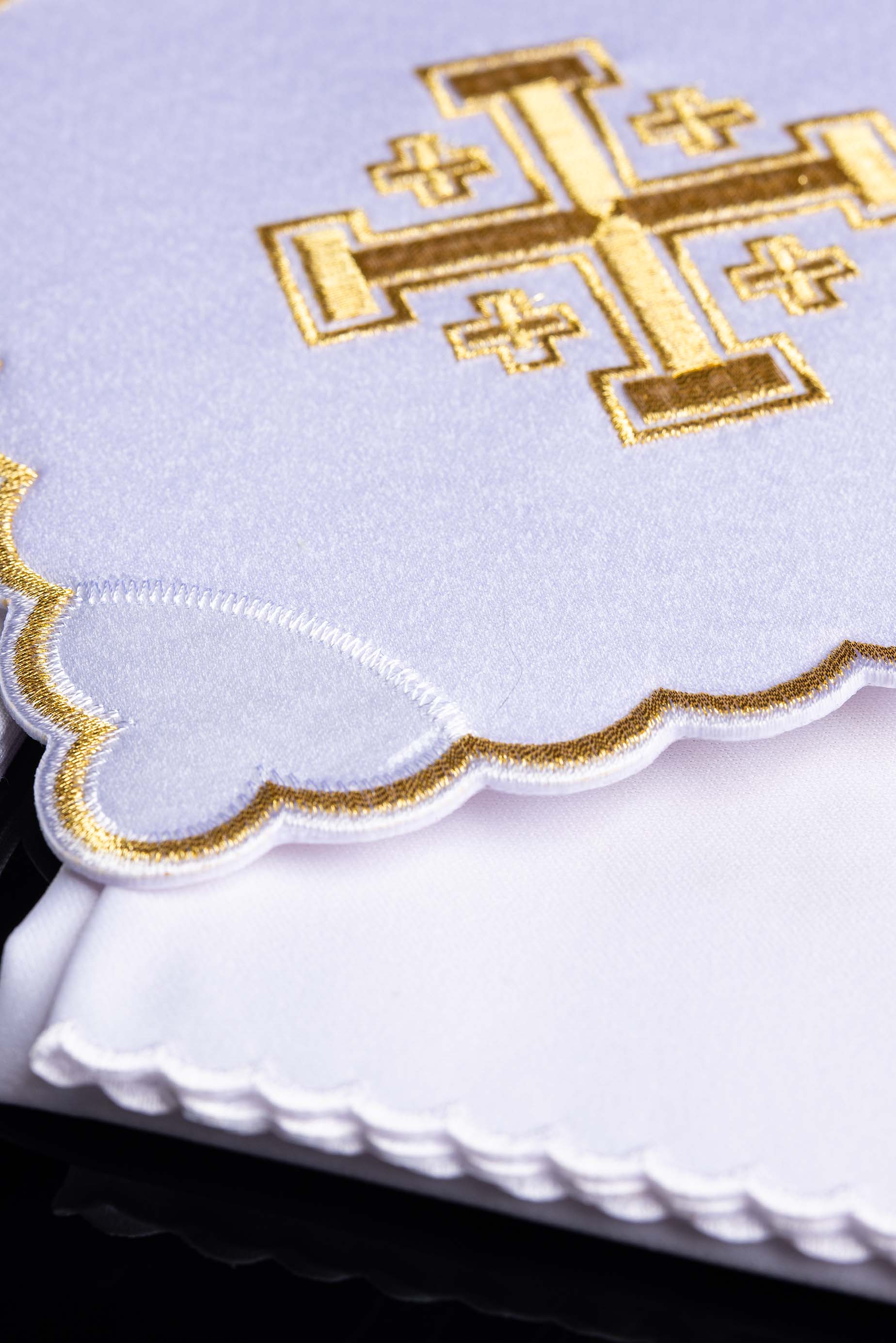 Servicio de altar con Cruz de Jerusalén bordada