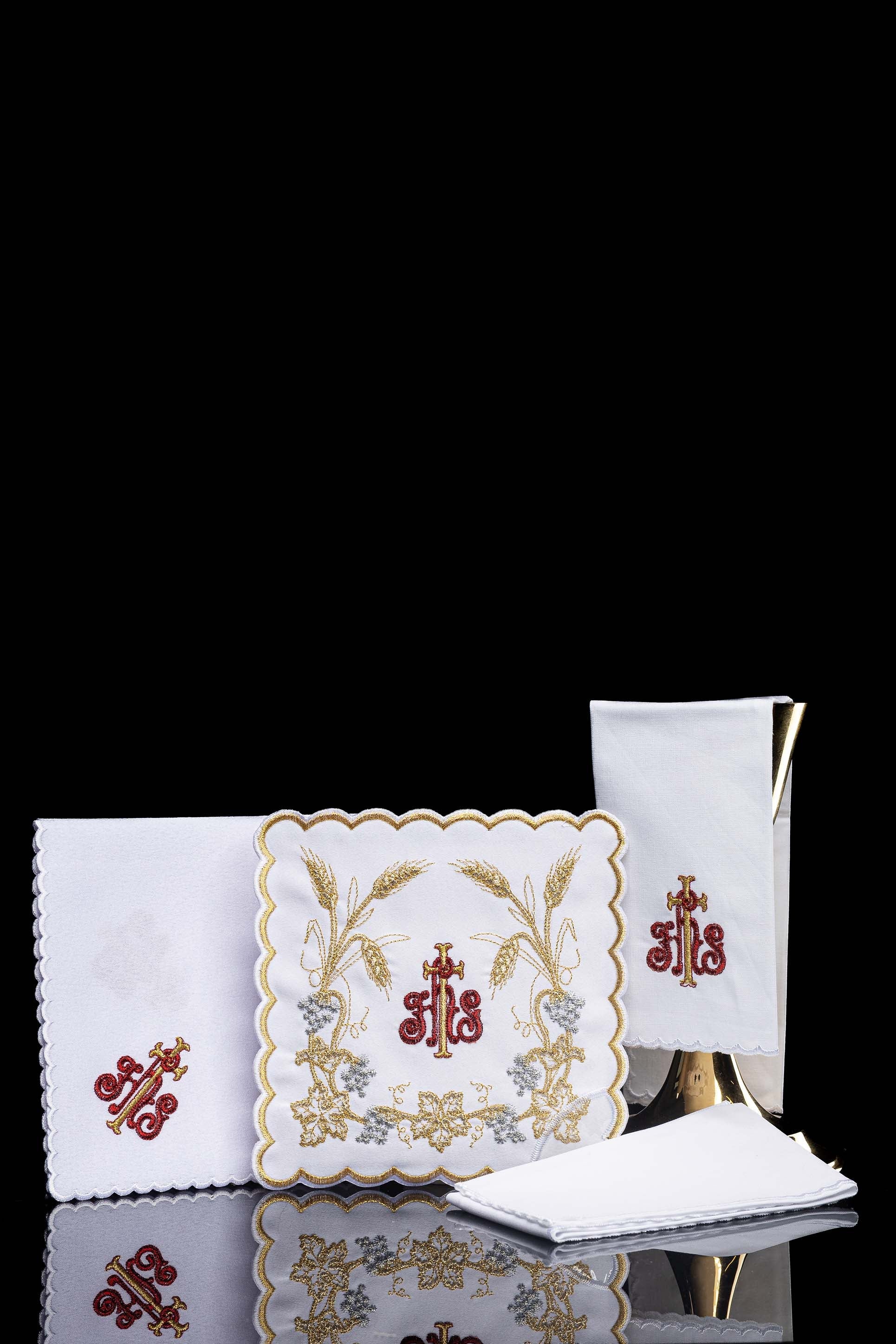Servicio de altar ricamente decorado con bordado IHS y espigas