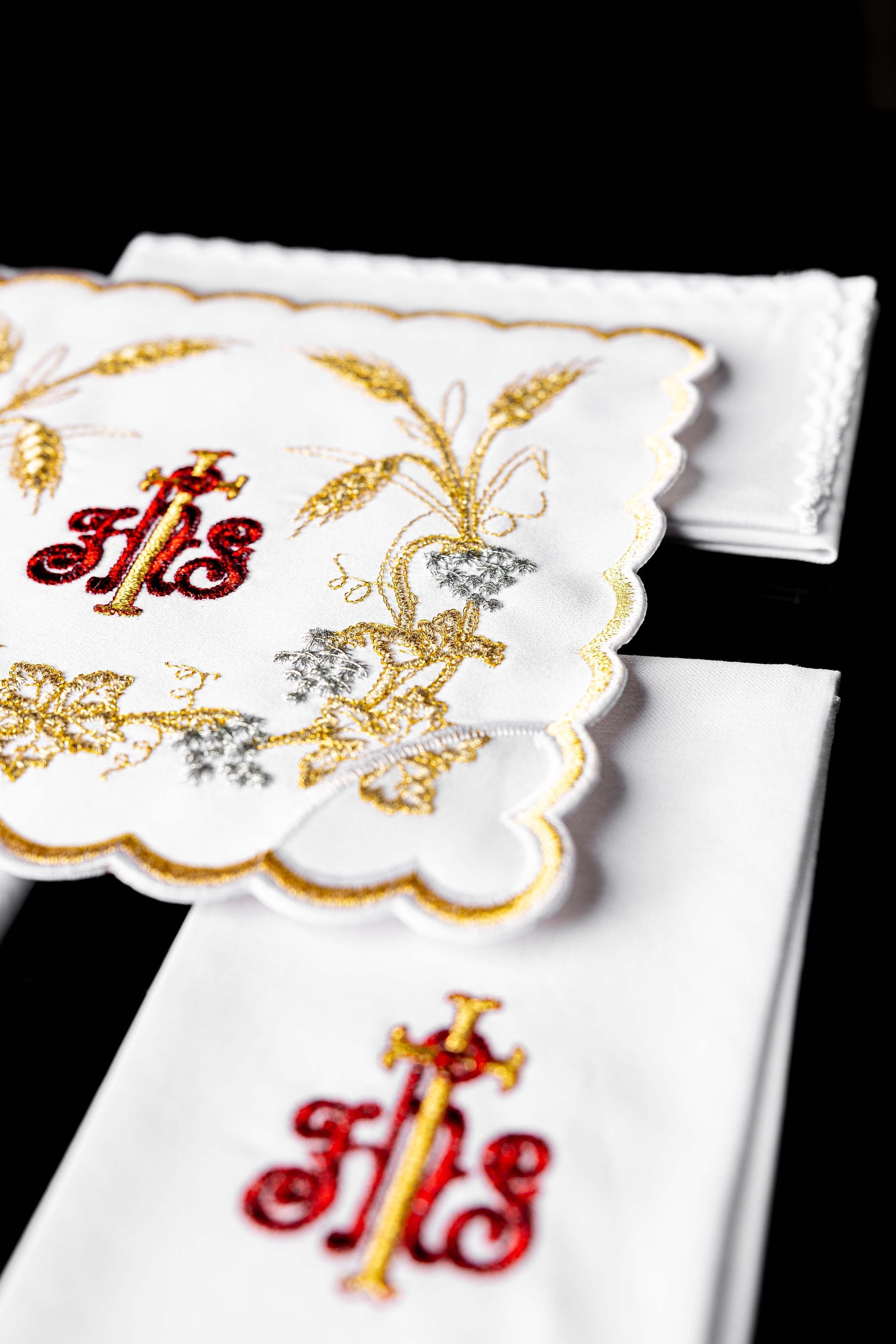 Servicio de altar ricamente decorado con bordado IHS y espigas