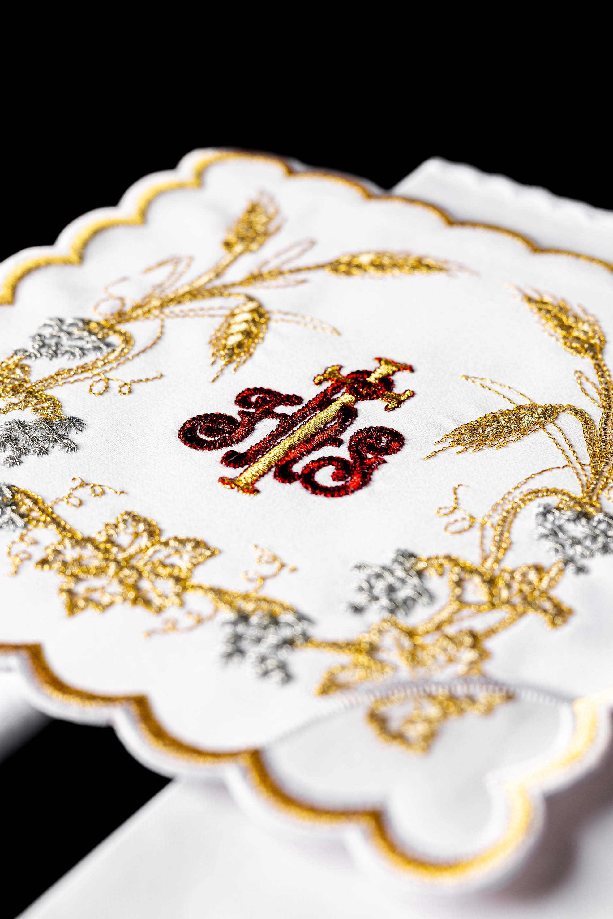 Servicio de altar ricamente decorado con bordado IHS y espigas