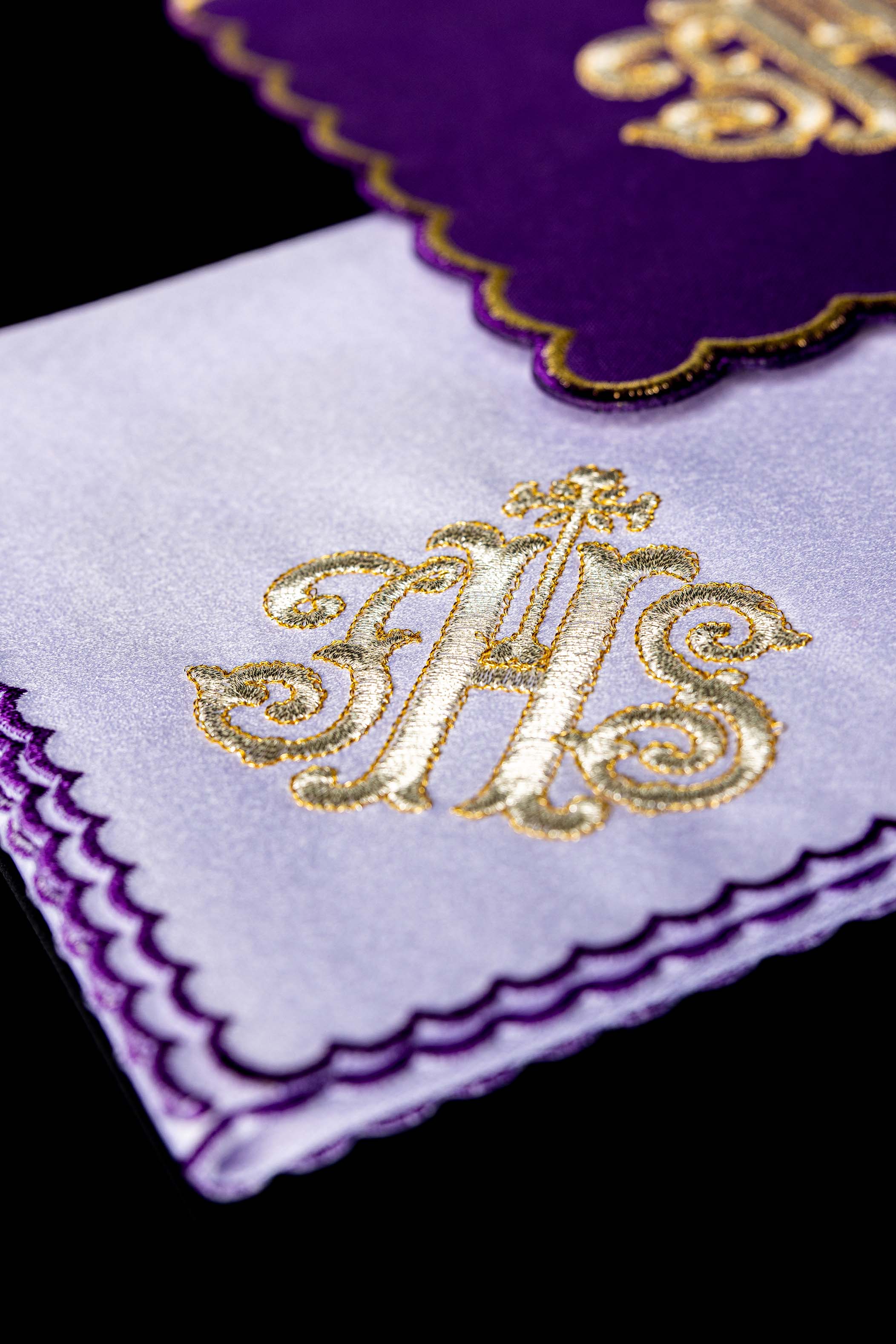 Servicio de altar bordado IHS palia morada