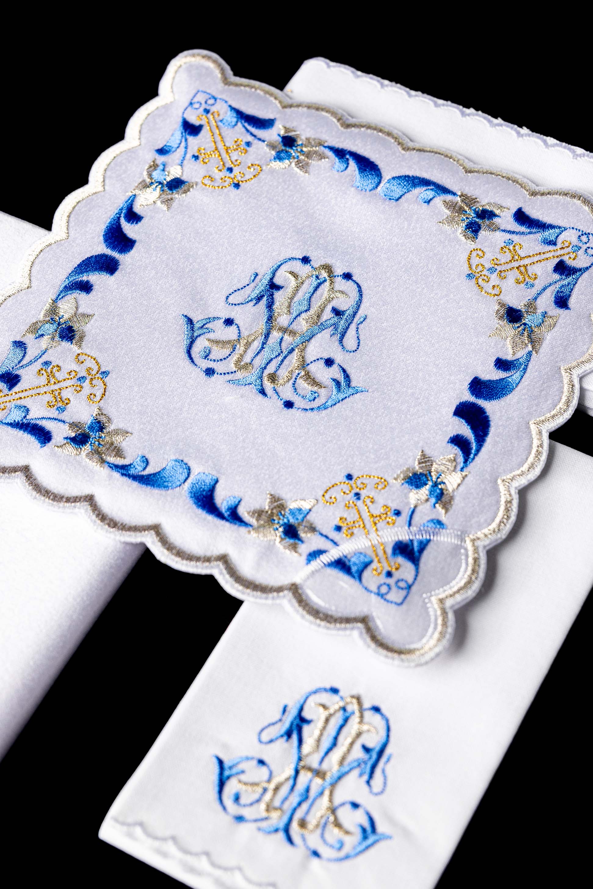 Juego de altar con bordado Mariano y ribete azul