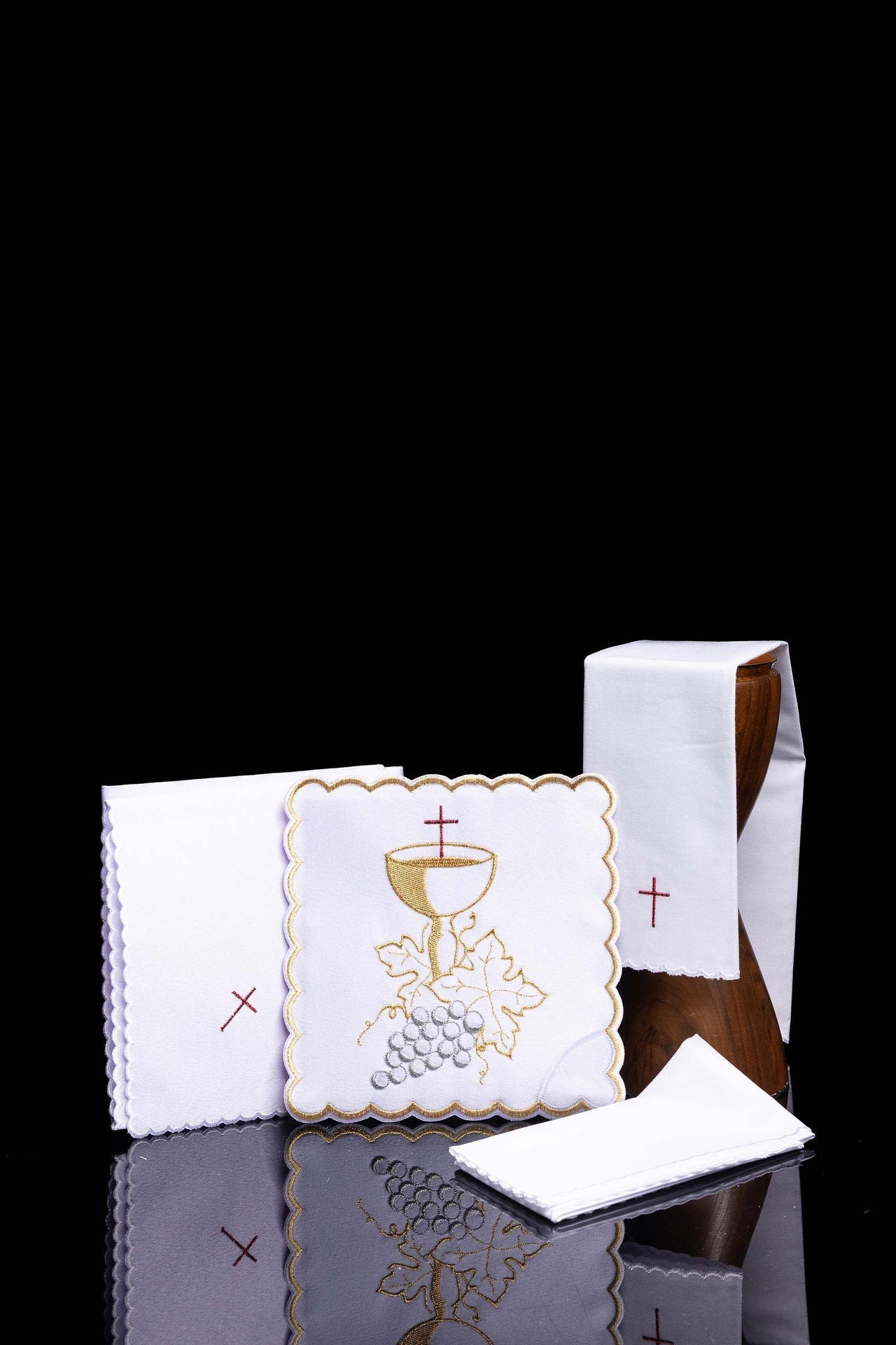 Servicio de altar bordado con el símbolo del cáliz y uvas