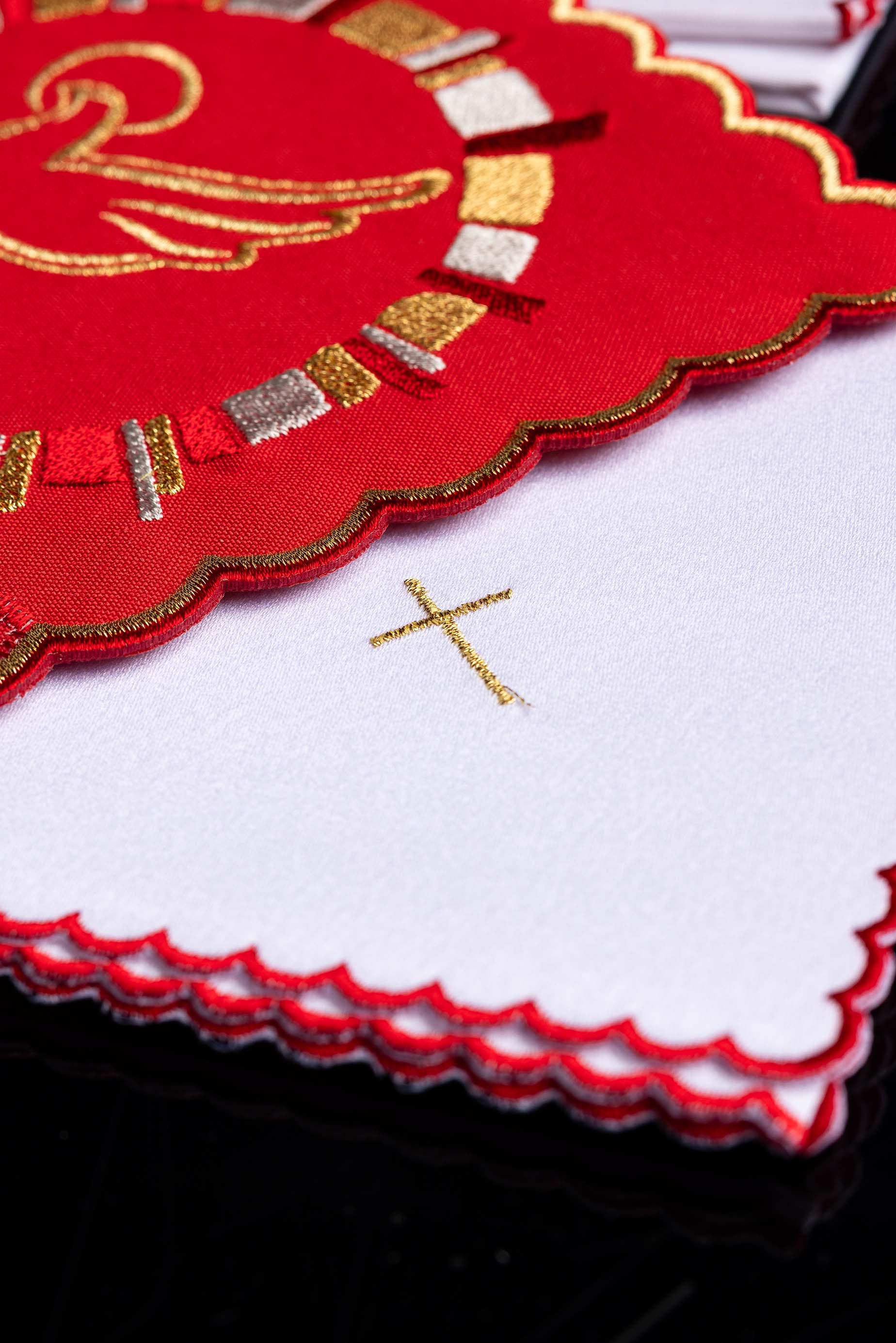 Servicio de altar rojo con bordado del Espíritu Santo