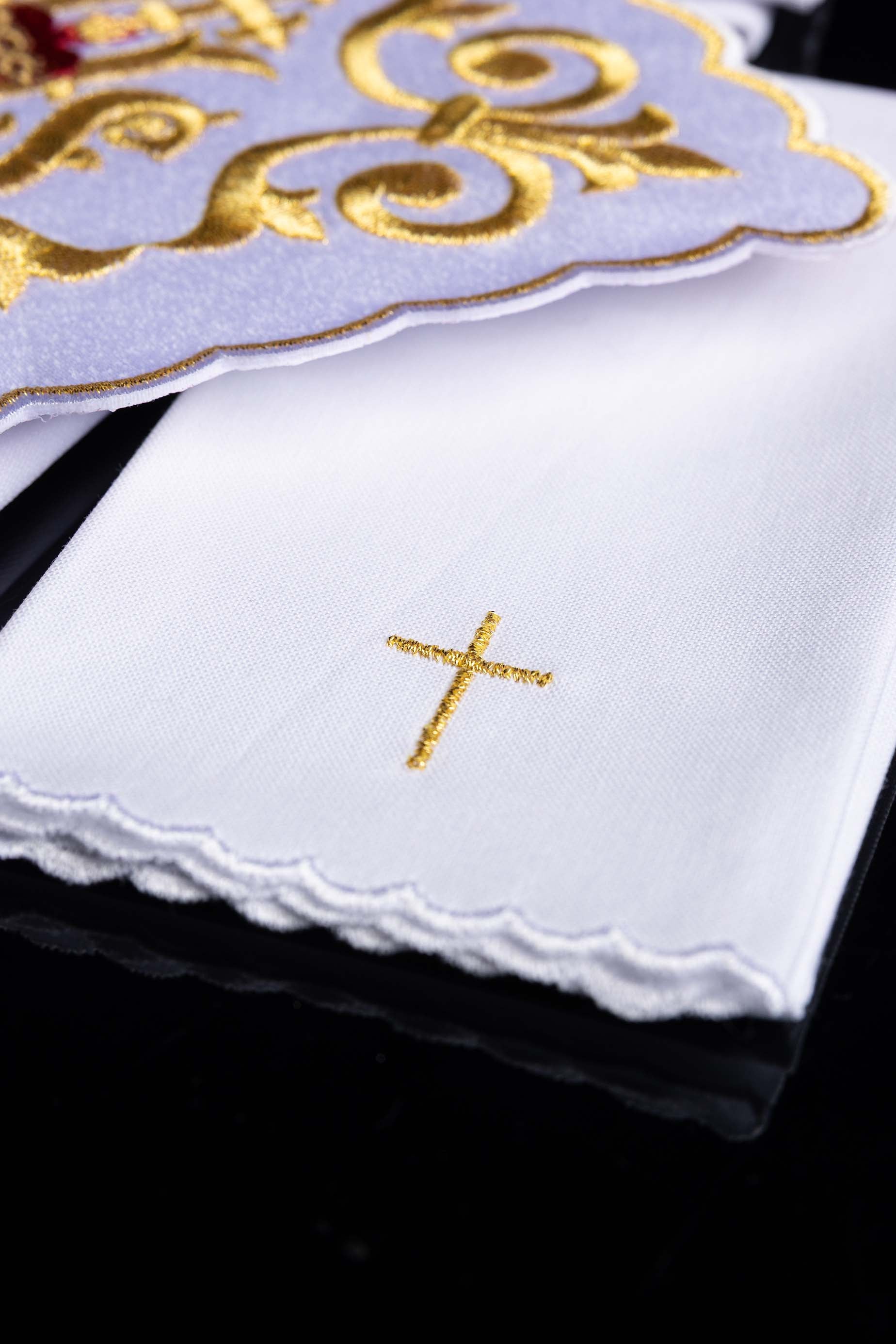 Servicio de altar ricamente decorado IHS