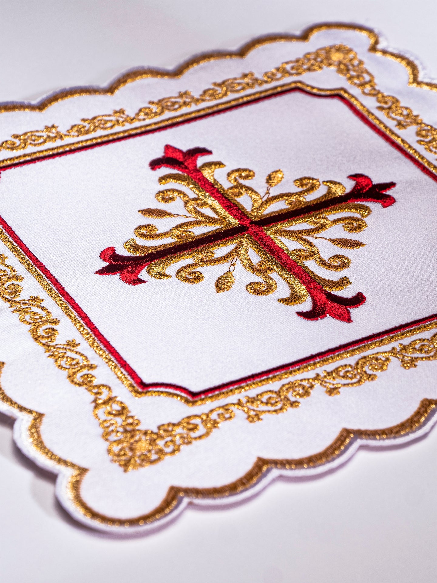 Servicio de altar con bordado en oro y rojo