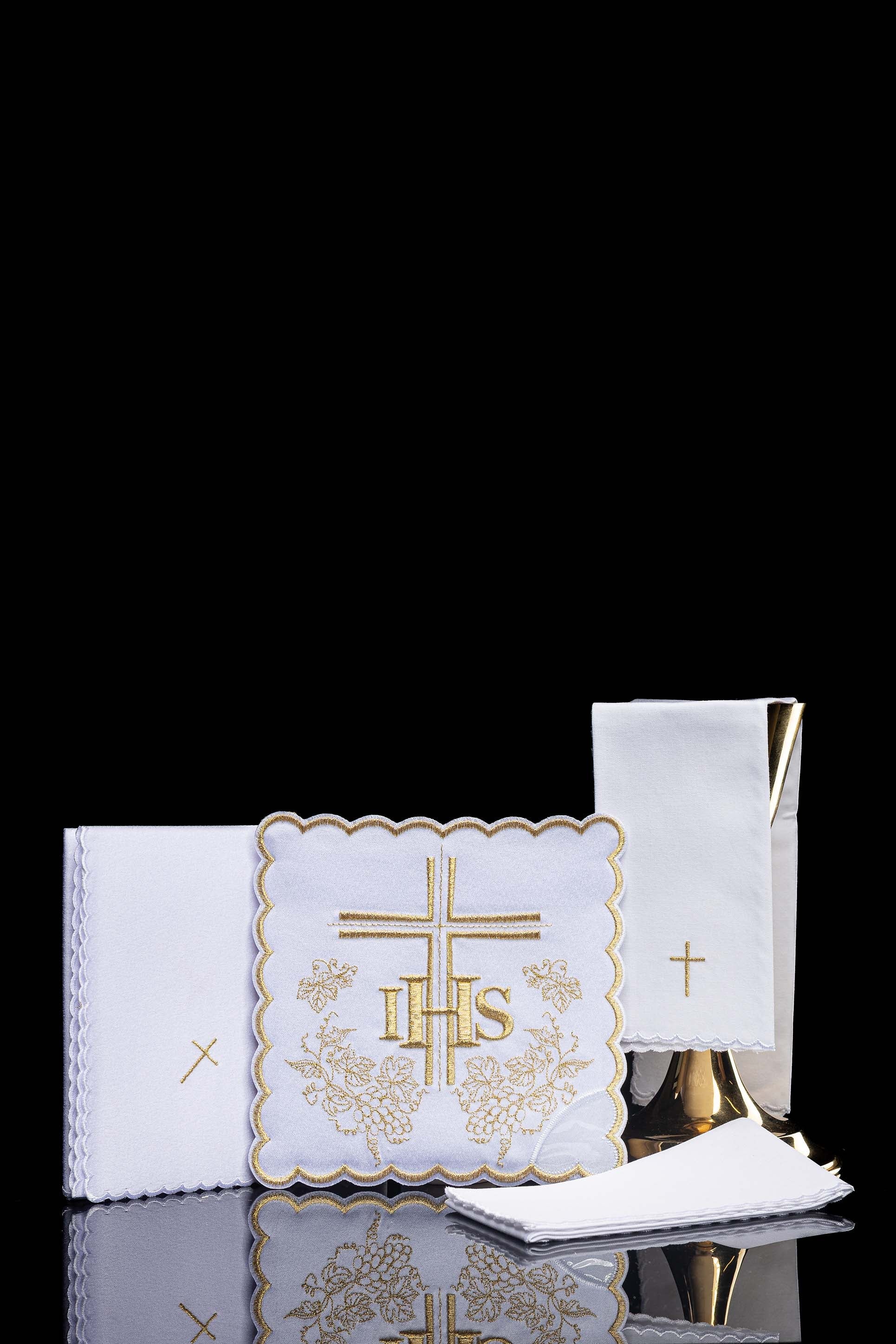 Juego de altar con sencillo bordado dorado