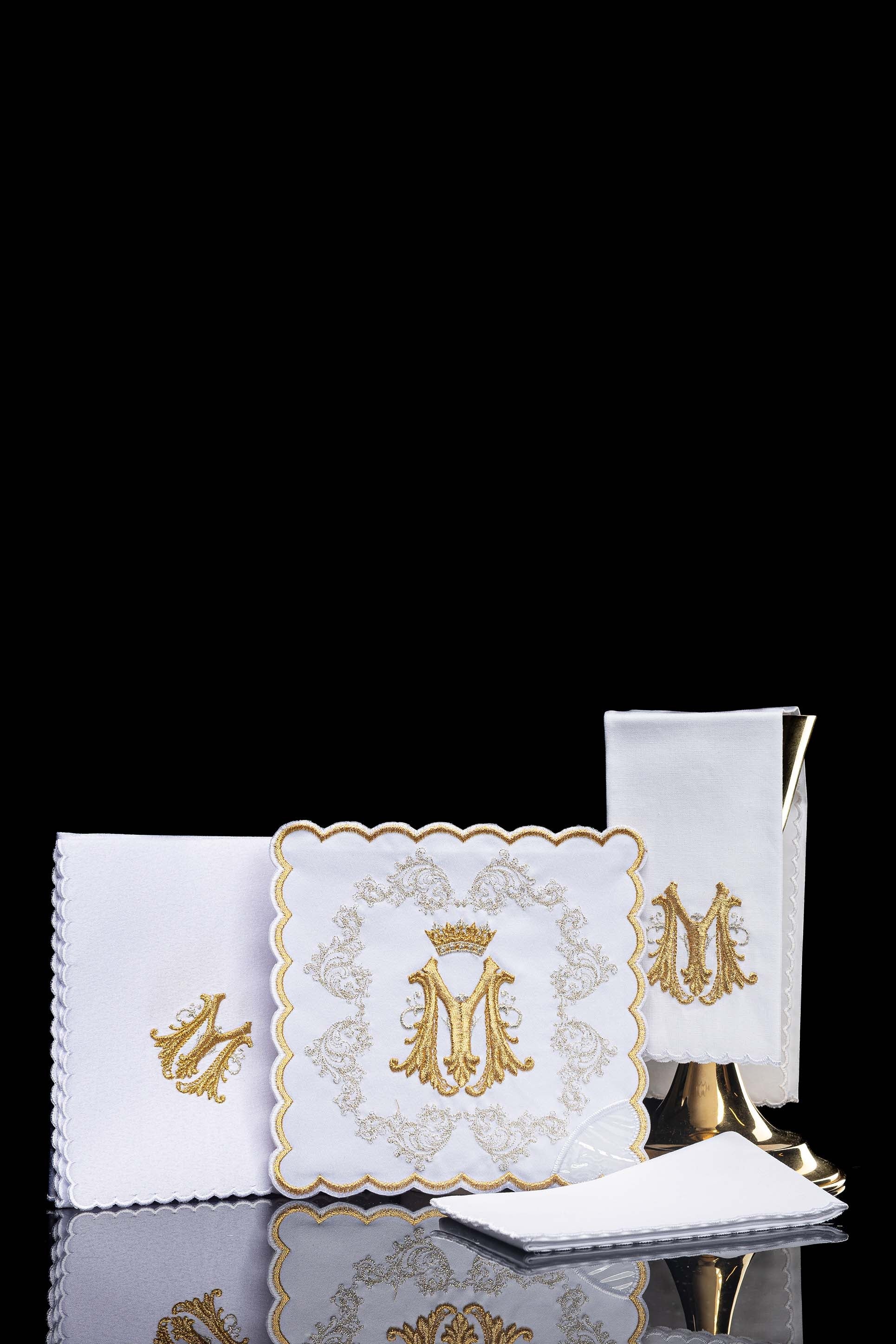 Servicio de altar dorado con bordado mariano