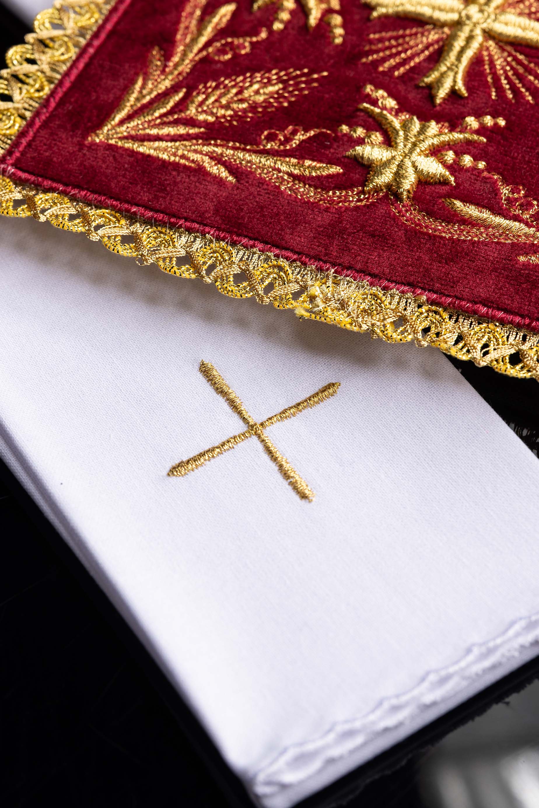 Servicio de altar terciopelo bordado rojo