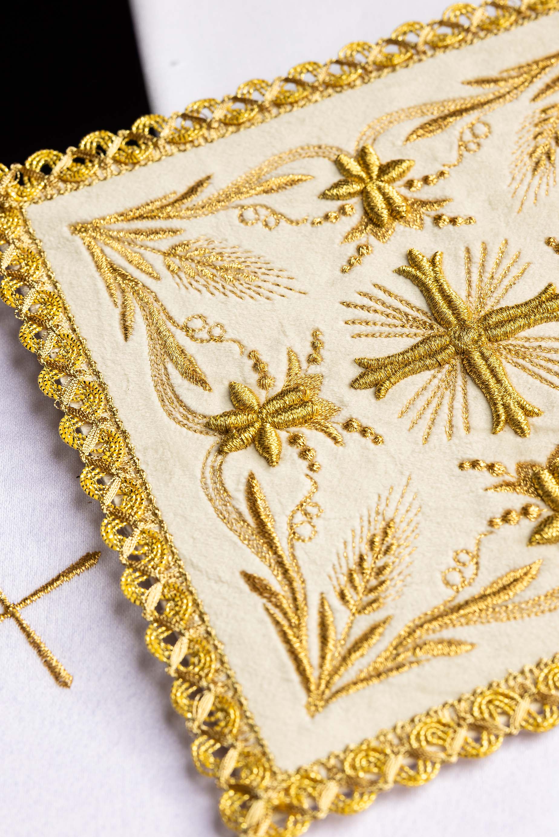 Servicio de altar terciopelo bordado marfil