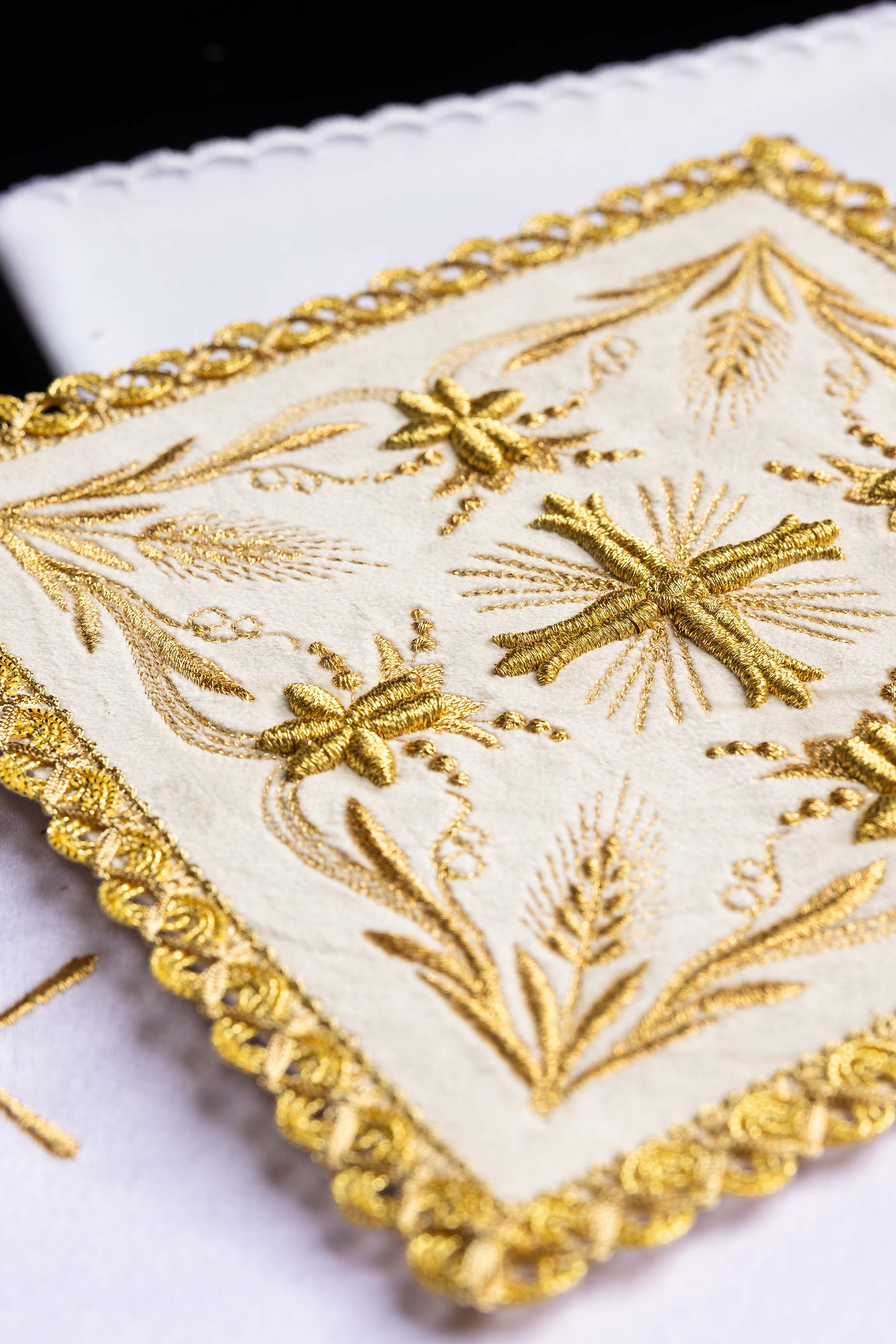 Servicio de altar terciopelo bordado marfil