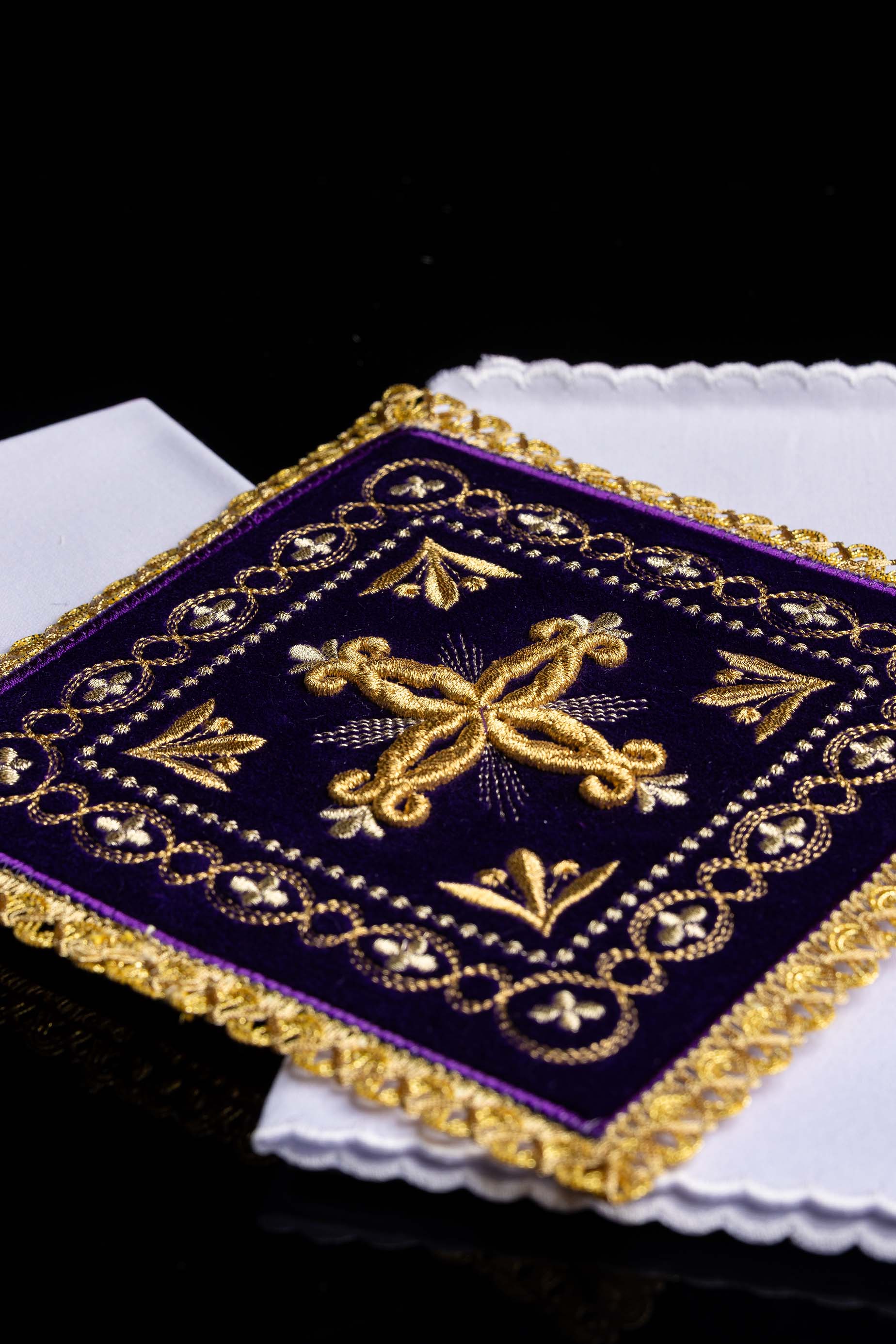 Servicio de altar terciopelo bordado morado