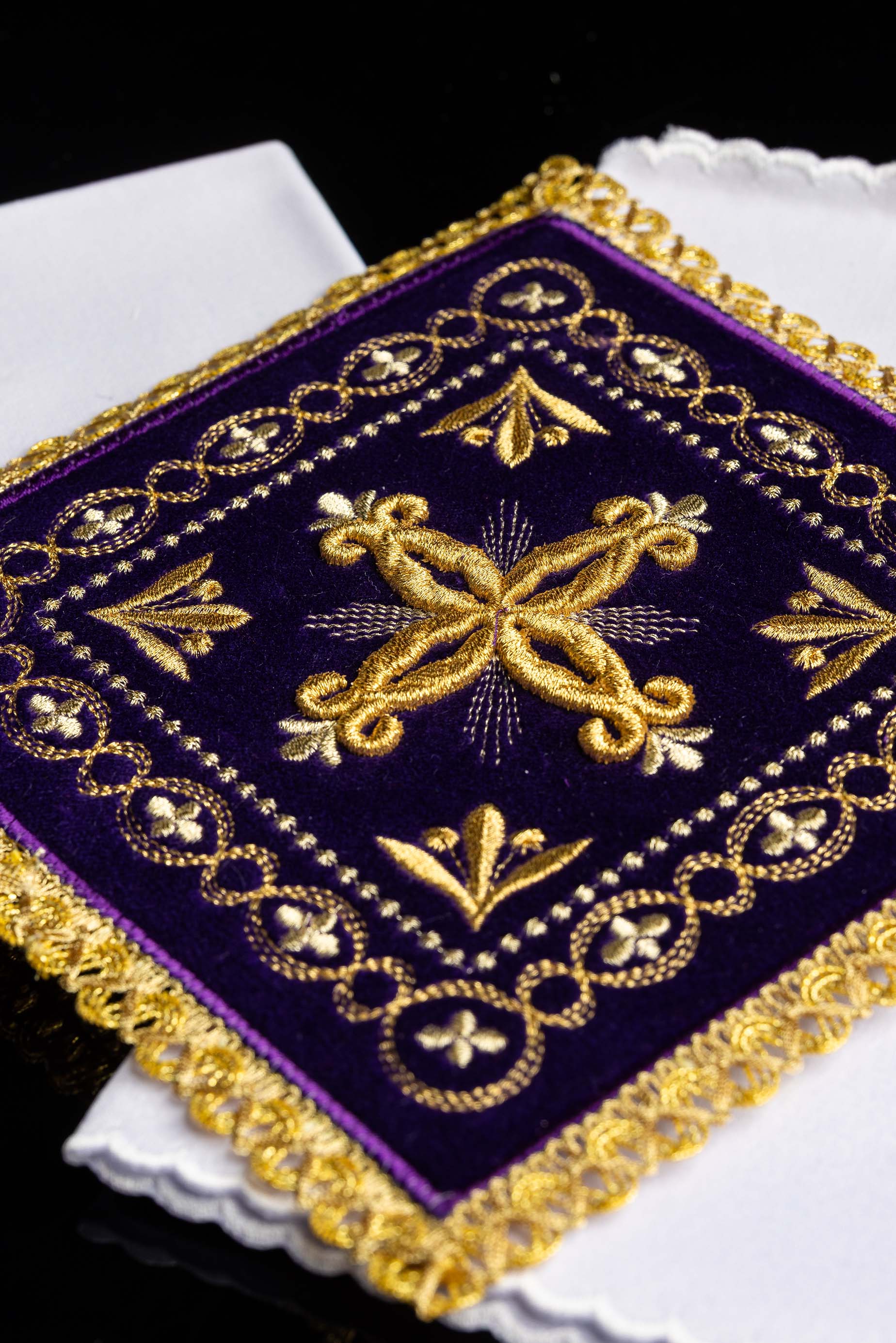 Servicio de altar terciopelo bordado morado