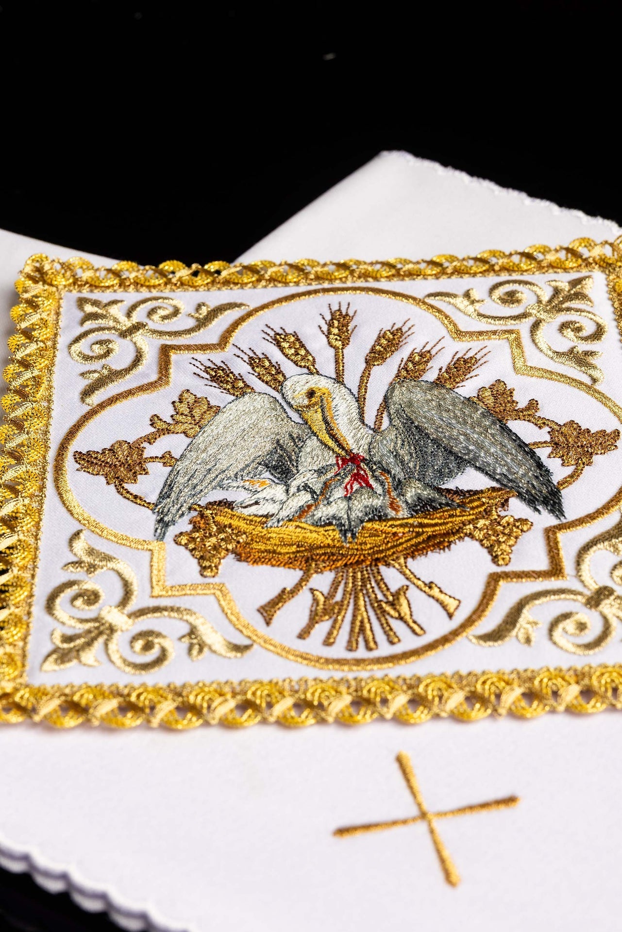 Servicio de altar bordado con la imagen del pelícano