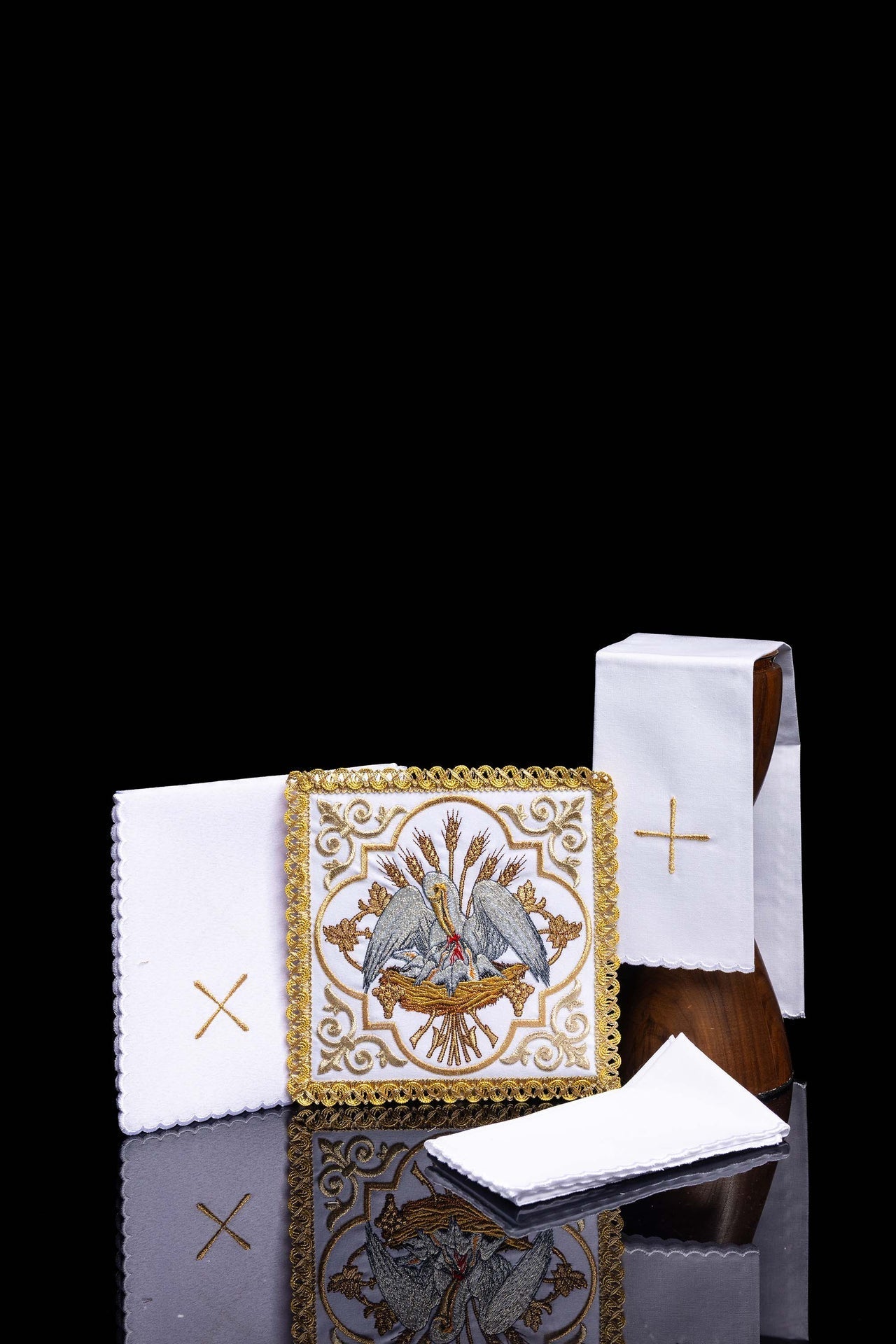 Servicio de altar bordado con la imagen del pelícano