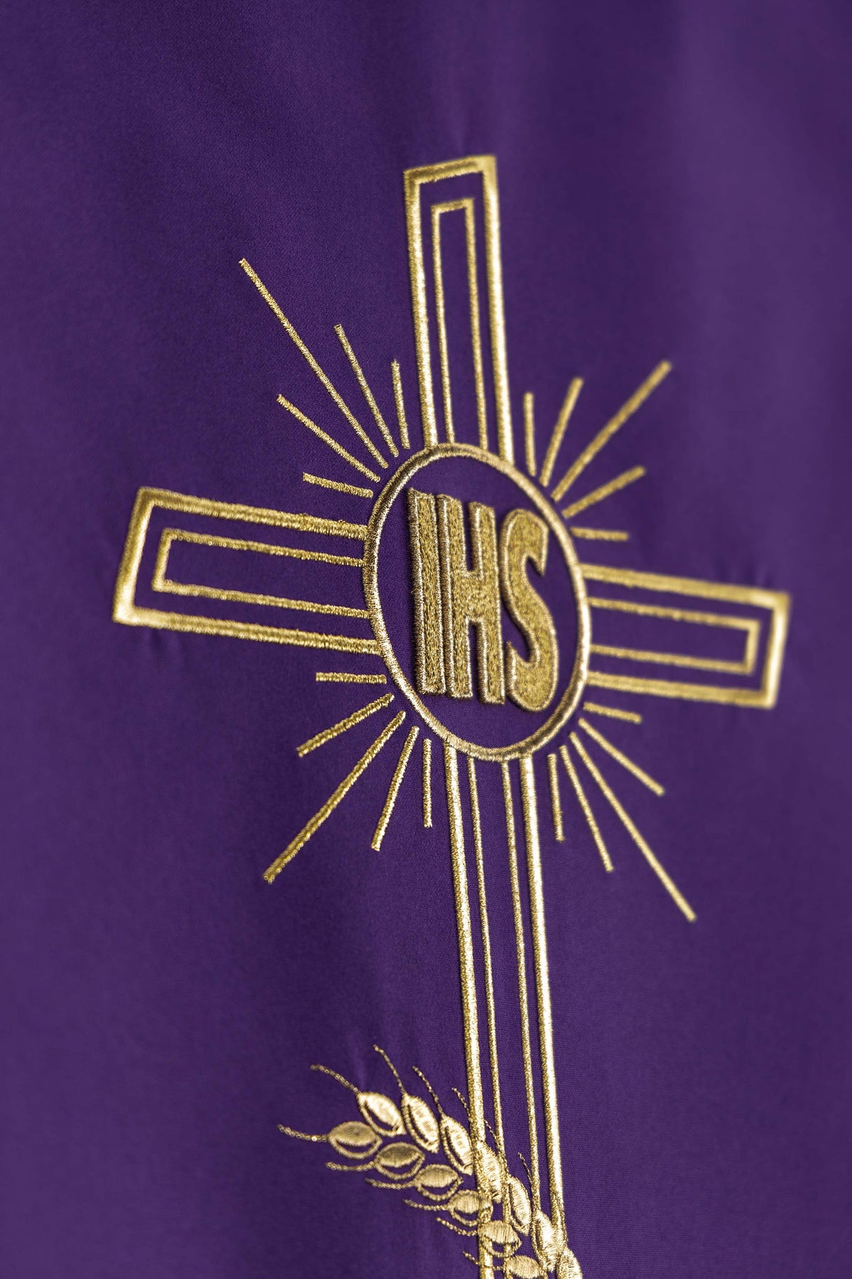 Paño para ambón morado con motivo de cruz bordado
