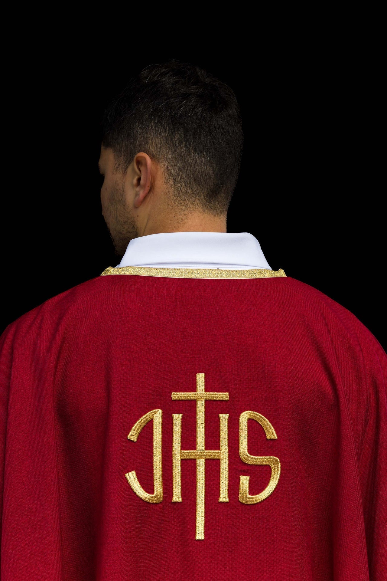 Casulla litúrgica roja con bordado dorado IHS