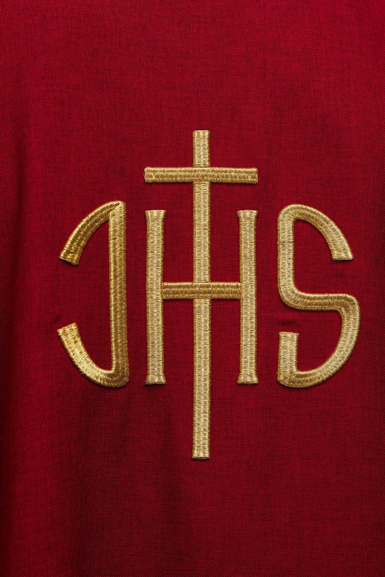 Casulla litúrgica roja con bordado dorado IHS