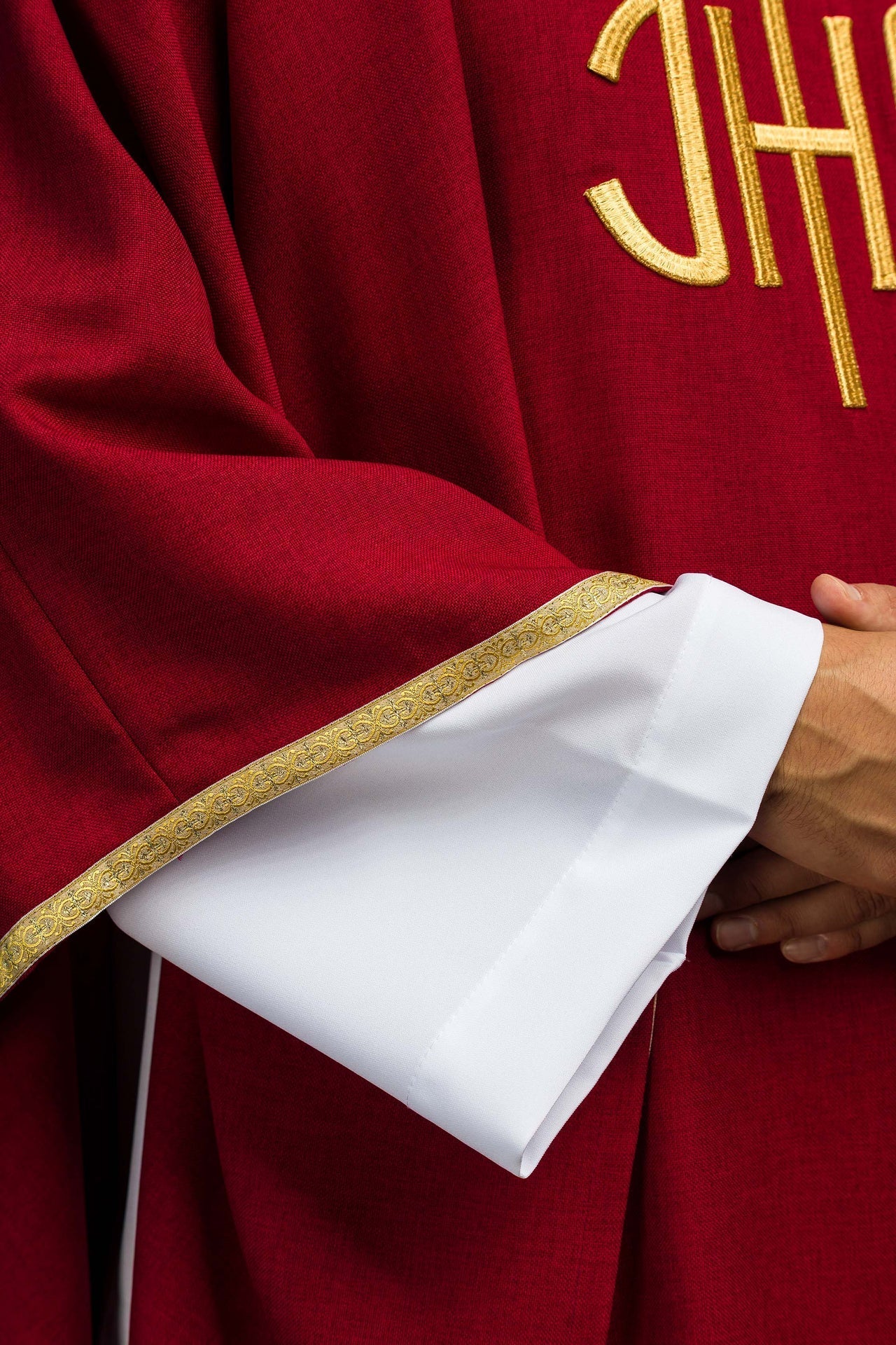 Casulla litúrgica roja con bordado dorado IHS