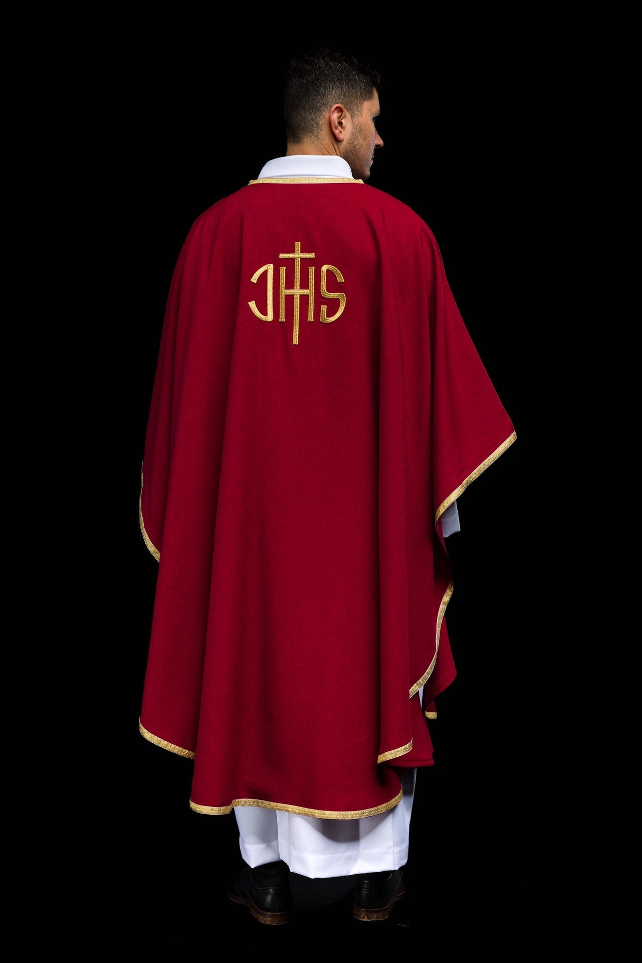 Casulla litúrgica roja con bordado dorado IHS