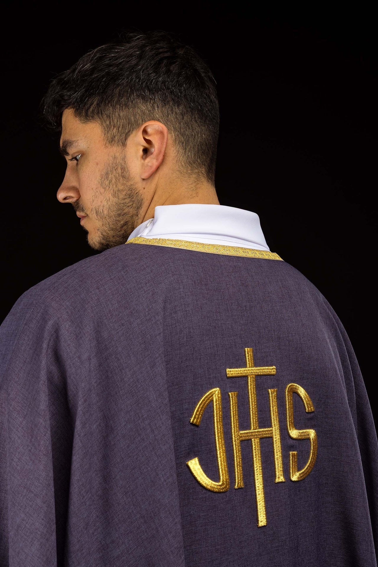 Casulla litúrgica morada con bordado dorado IHS