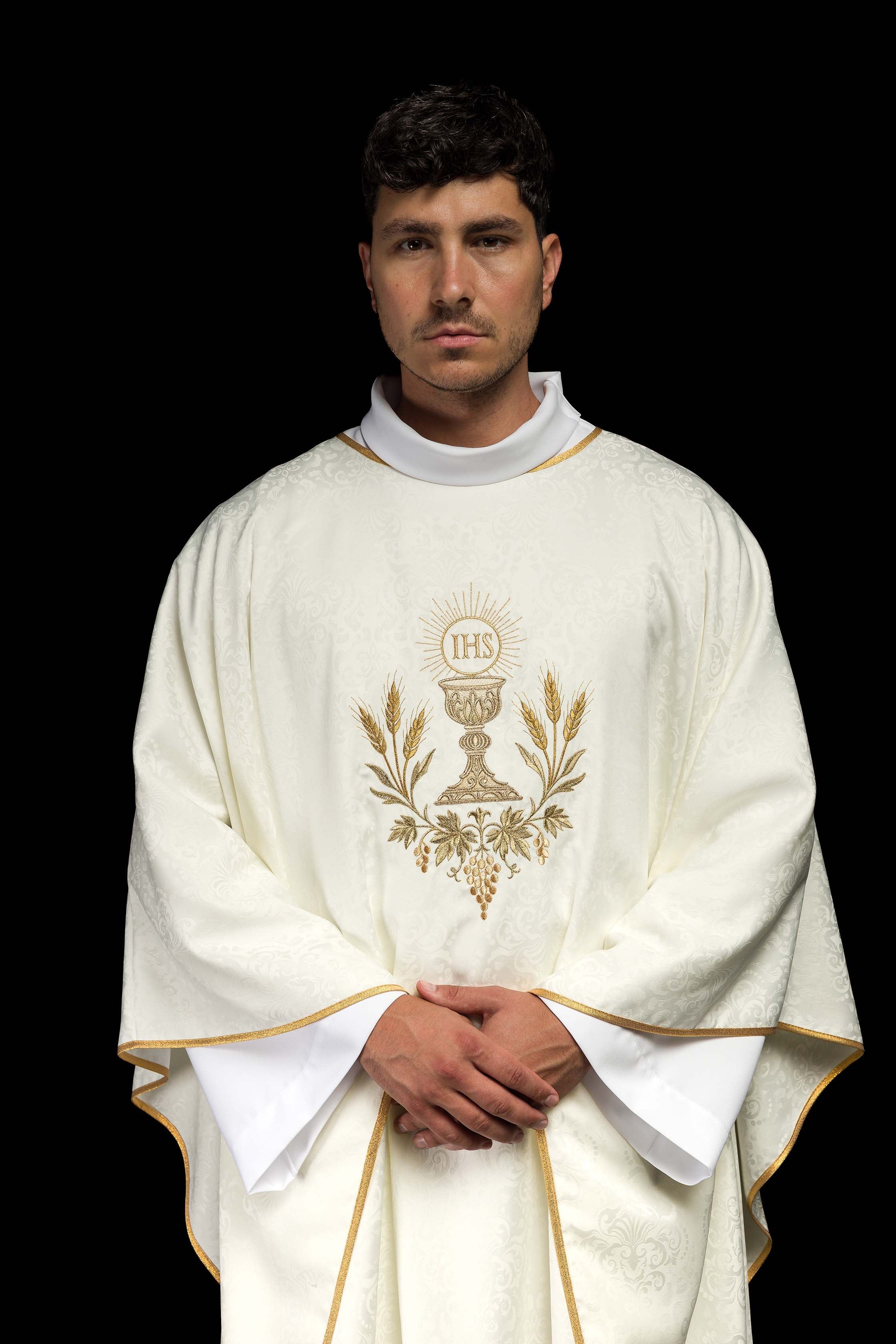 Casulla litúrgica écru con bordado de cáliz y hostia sobre tela jacquard