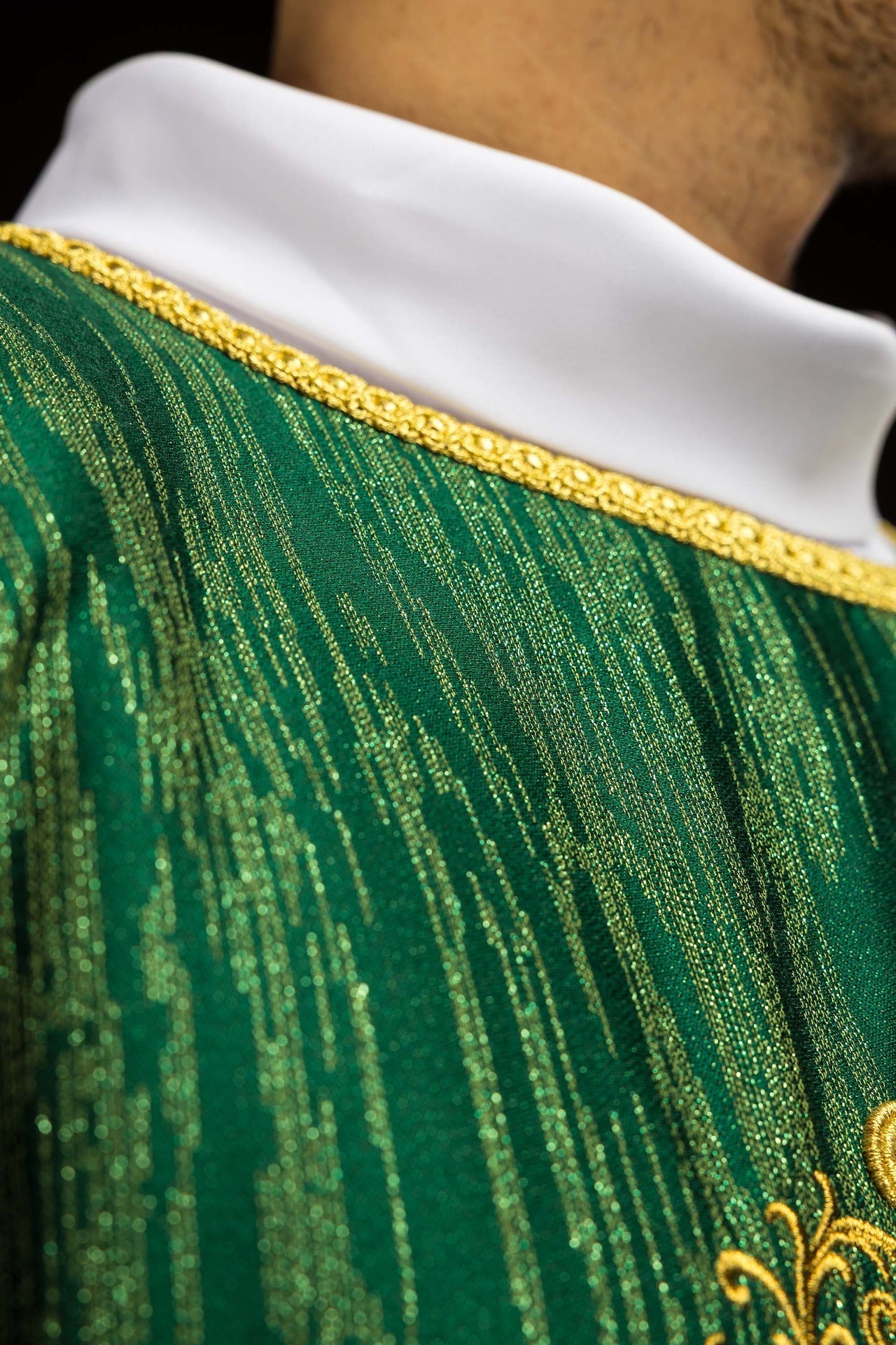 Casulla verde con motivo de cruz bordada en tejido decorativo