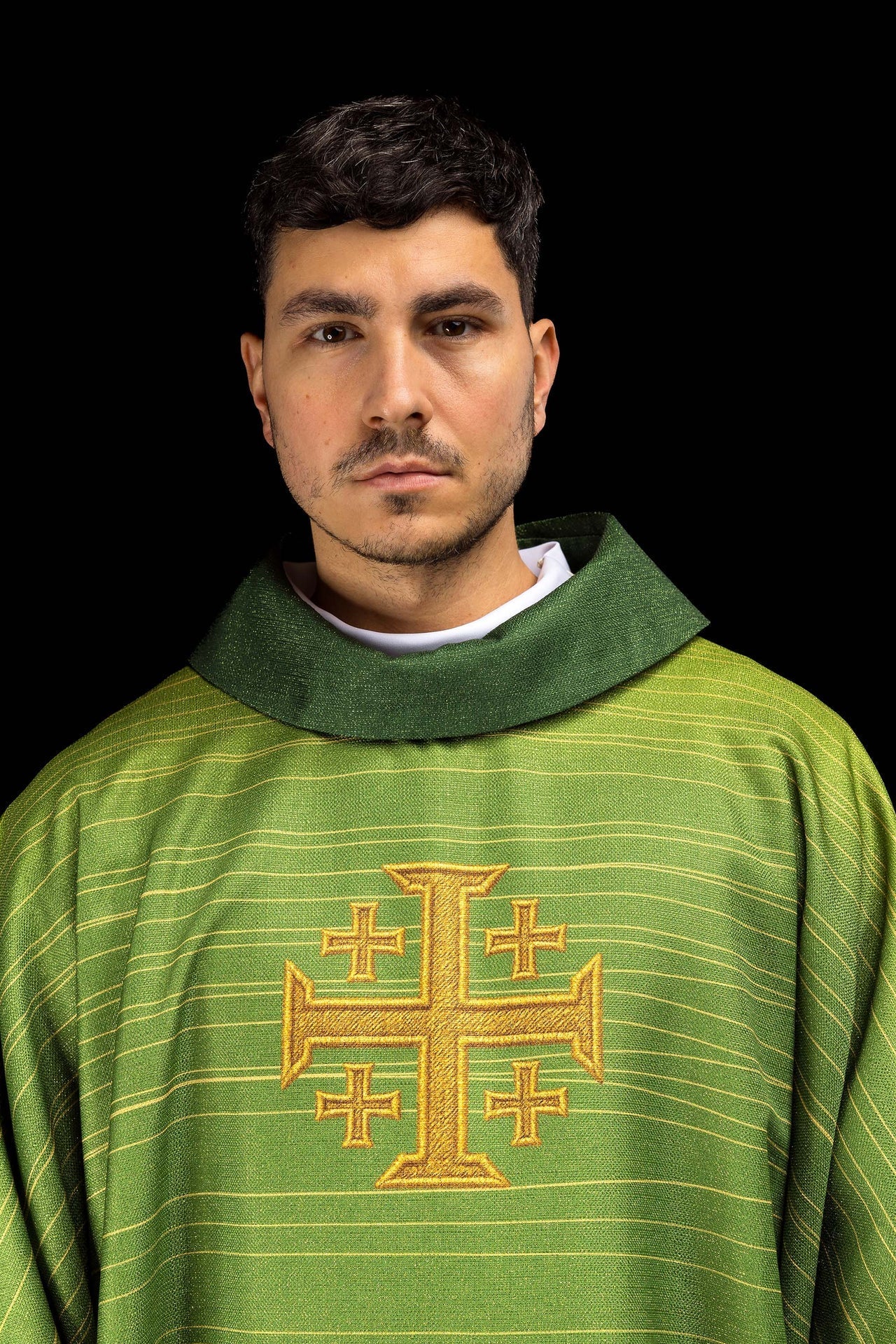 Casulla estampada con la Cruz de Jerusalén en color verde