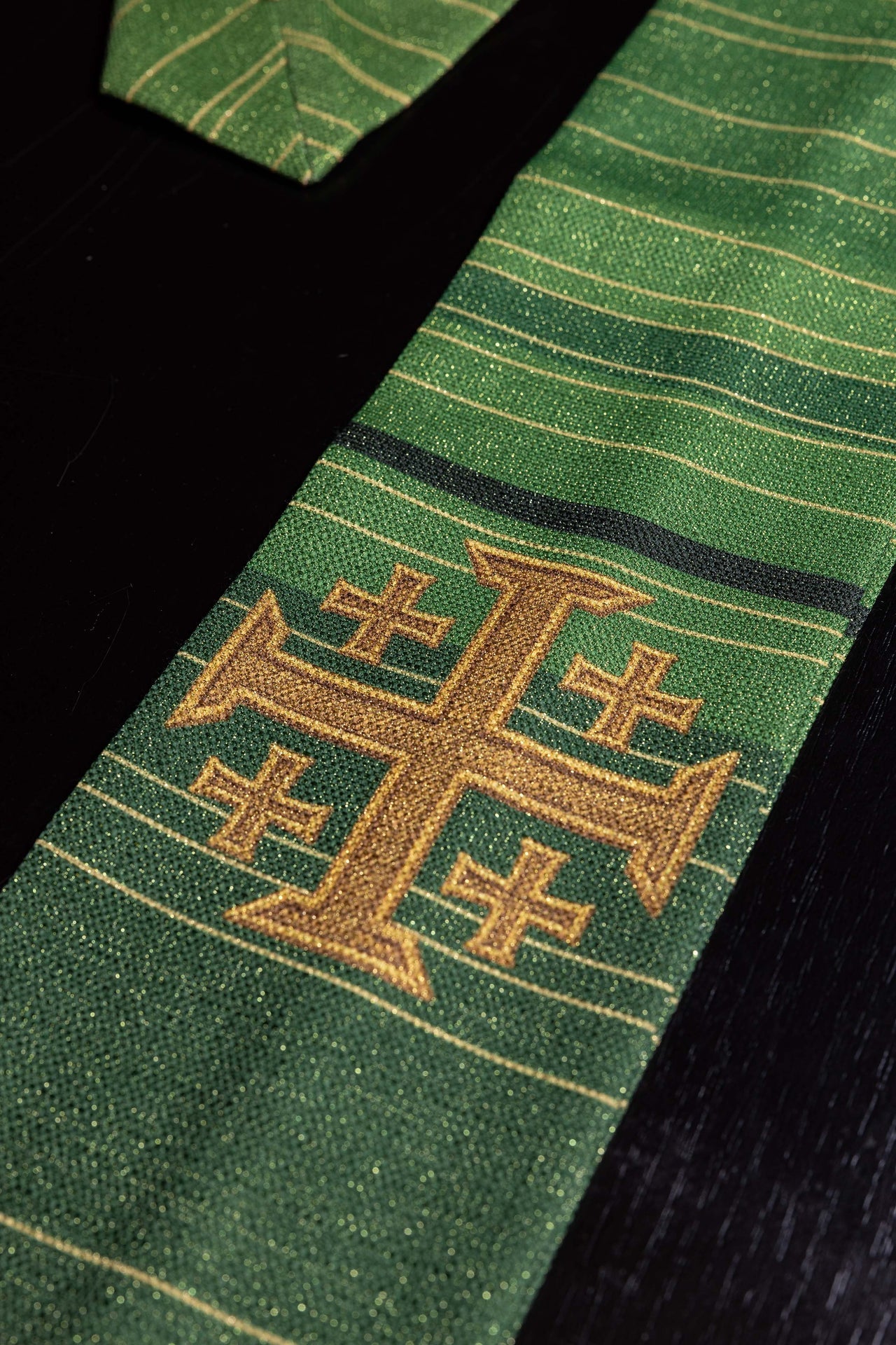 Casulla estampada con la Cruz de Jerusalén en color verde