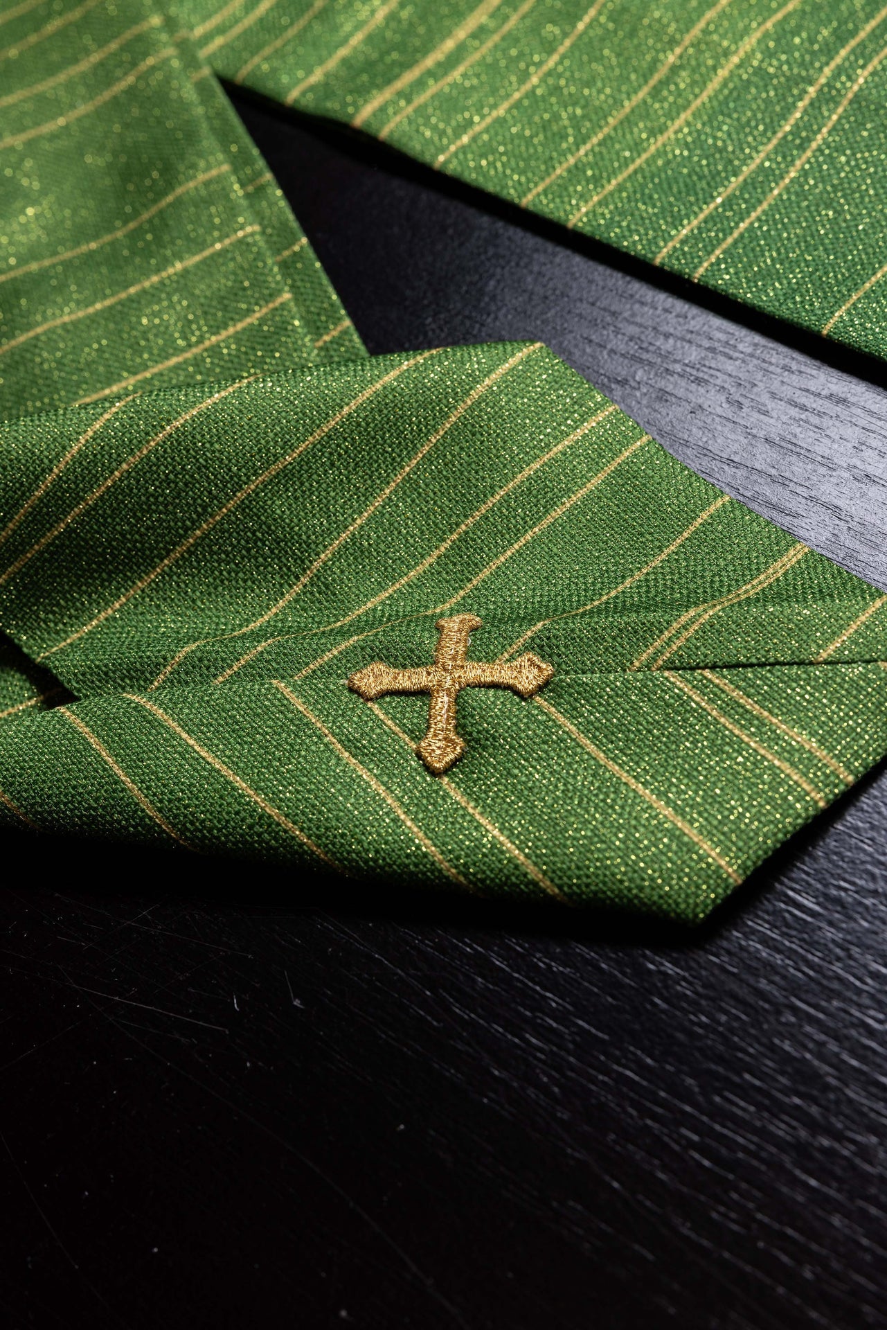 Casulla estampada con la Cruz de Jerusalén en color verde