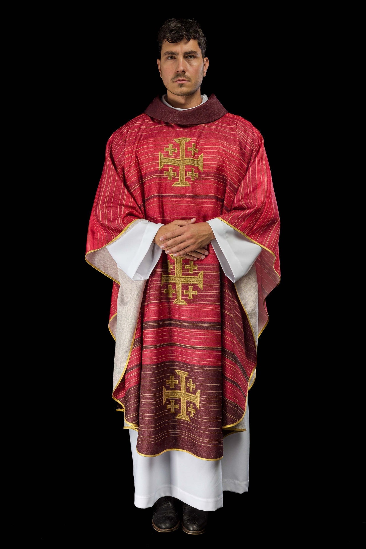 Casulla estampada con la Cruz de Jerusalén – roja