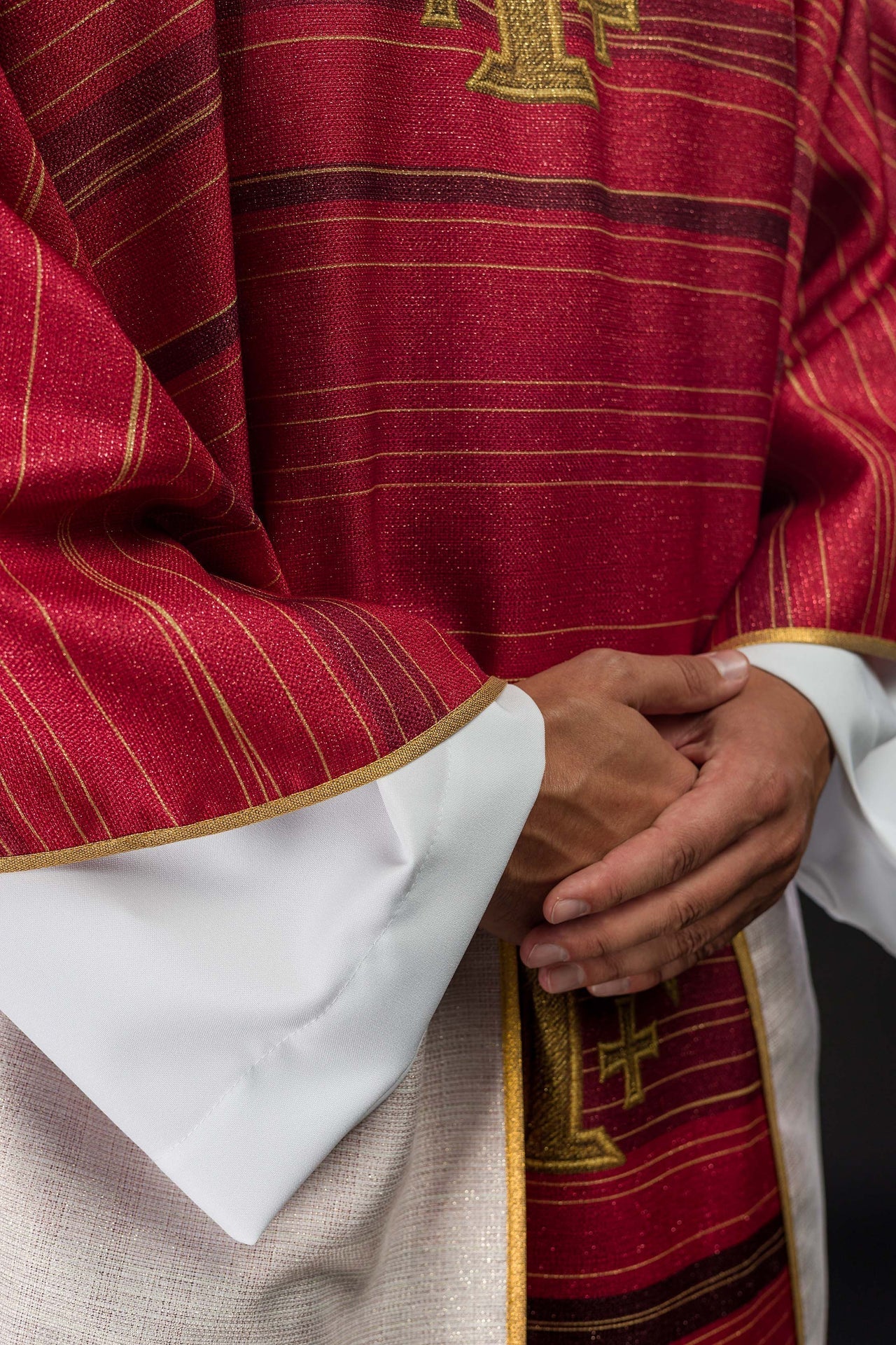 Casulla estampada con la Cruz de Jerusalén – roja