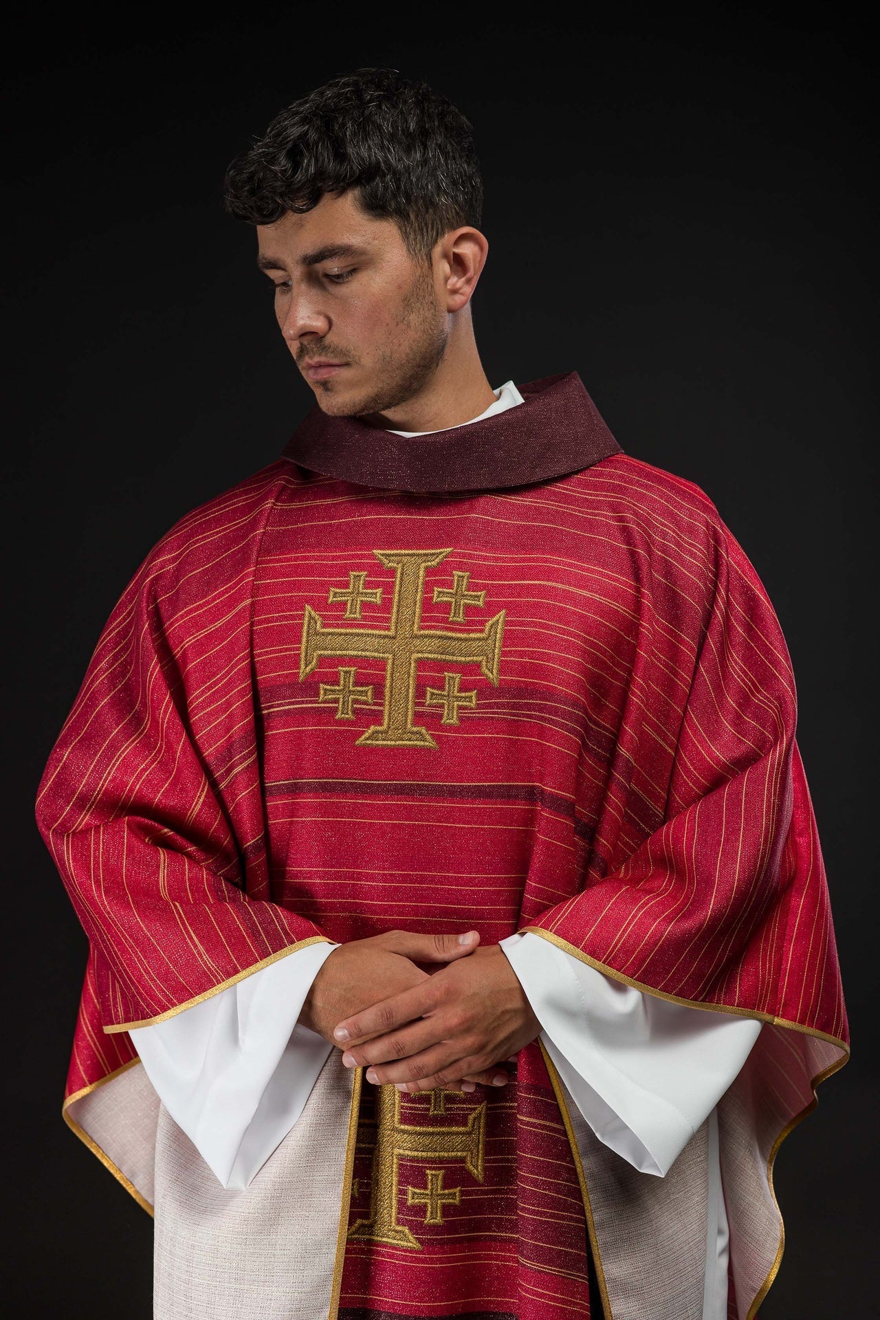 Casulla estampada con la Cruz de Jerusalén – roja
