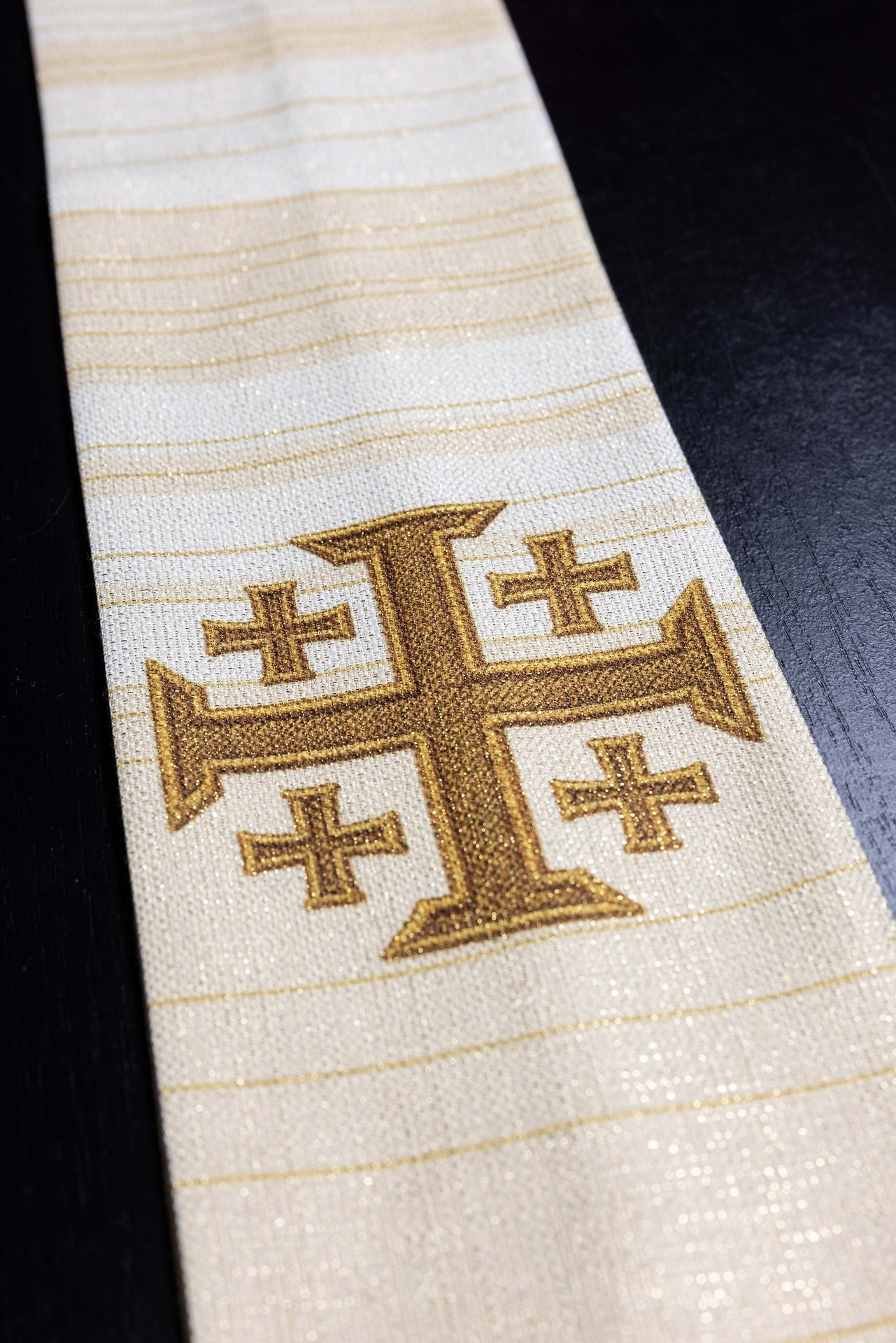 Casulla estampada con la Cruz de Jerusalén – color ecru