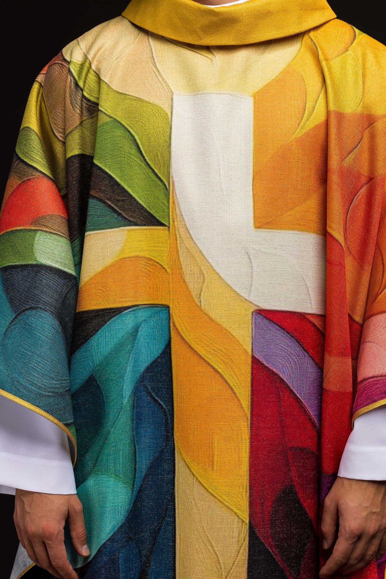 Casulla estampada multicolor con motivo de cruz