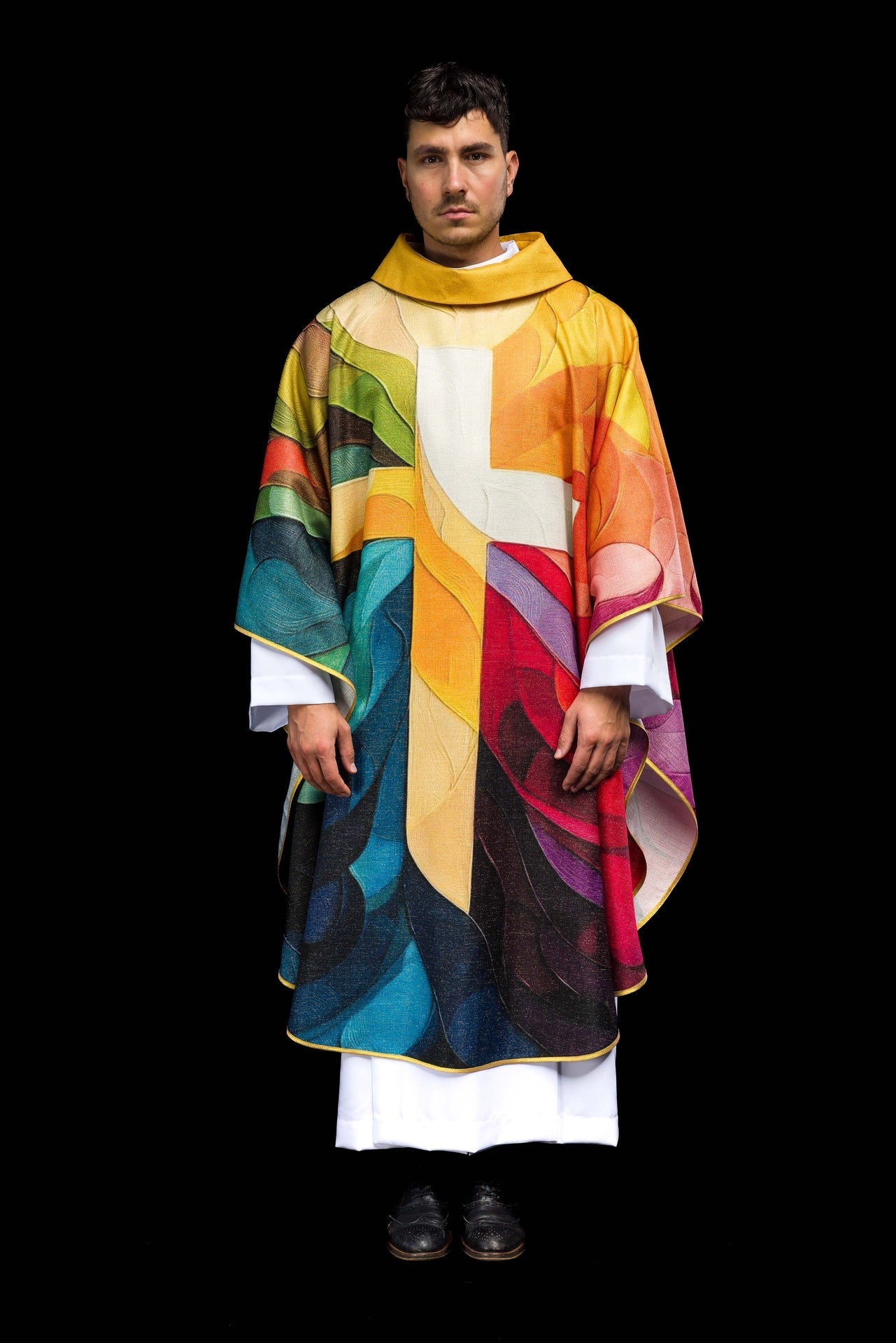 Casulla estampada multicolor con motivo de cruz