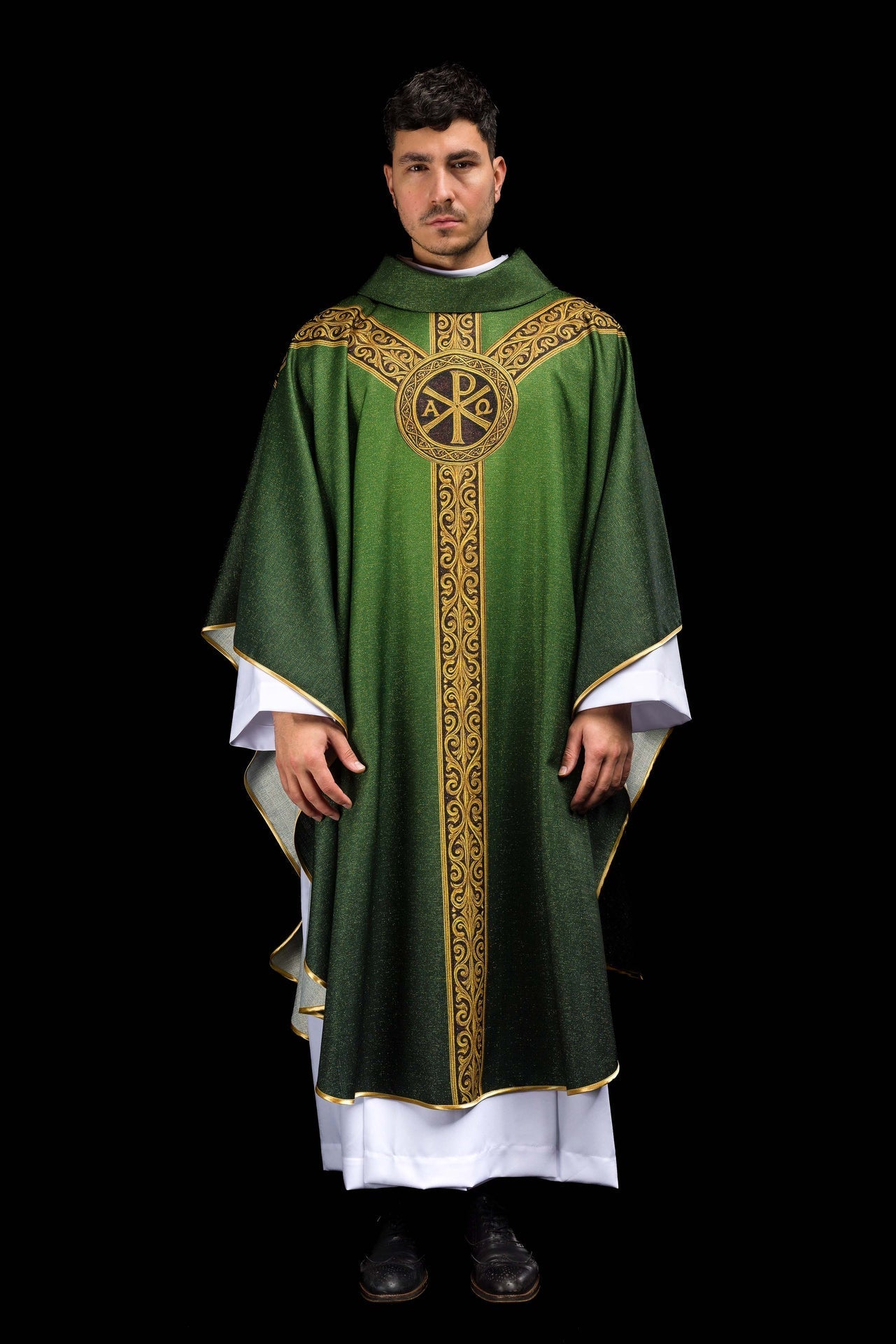 Casulla estampada “Pax” verde con ricos adornos dorados