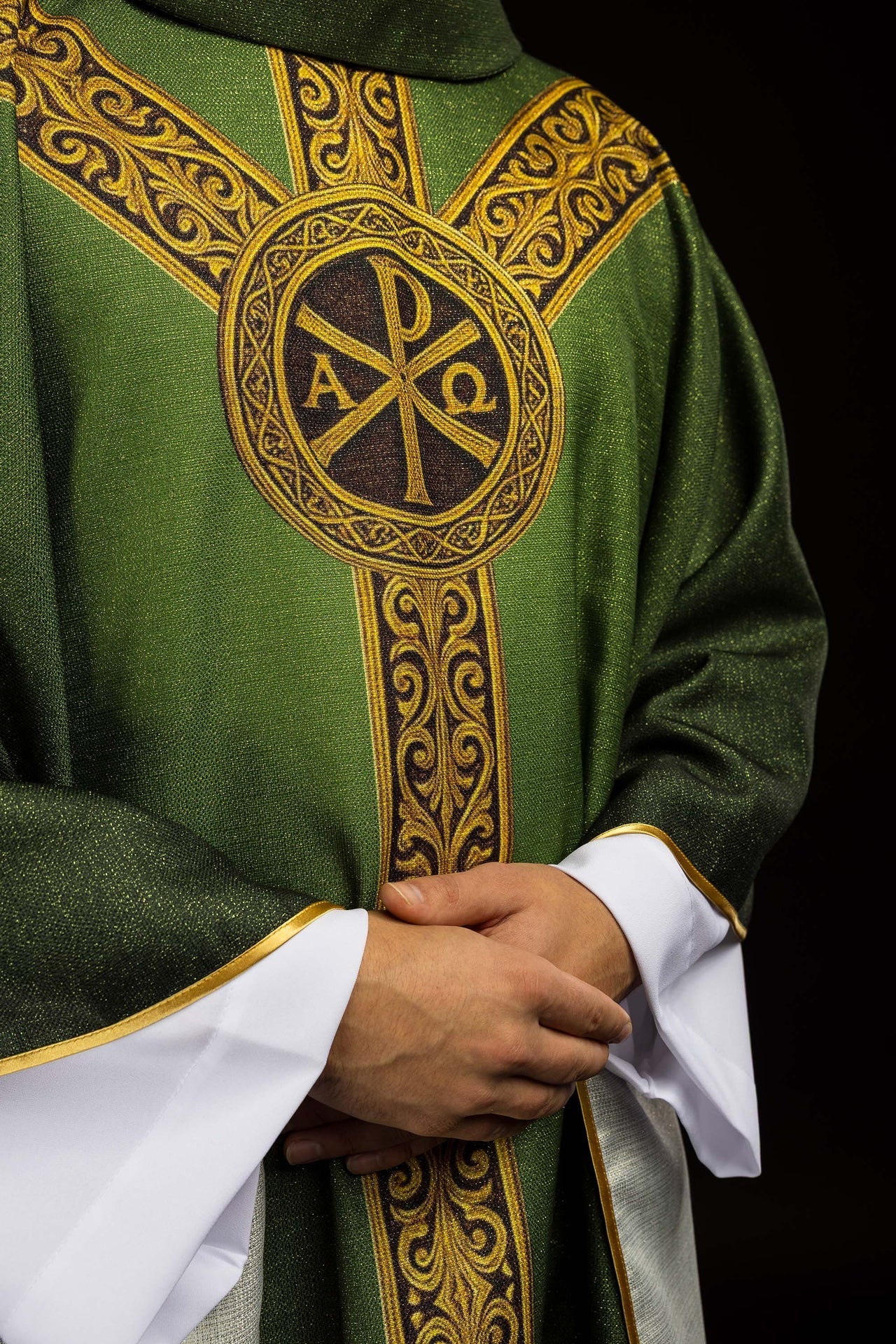 Casulla estampada “Pax” verde con ricos adornos dorados