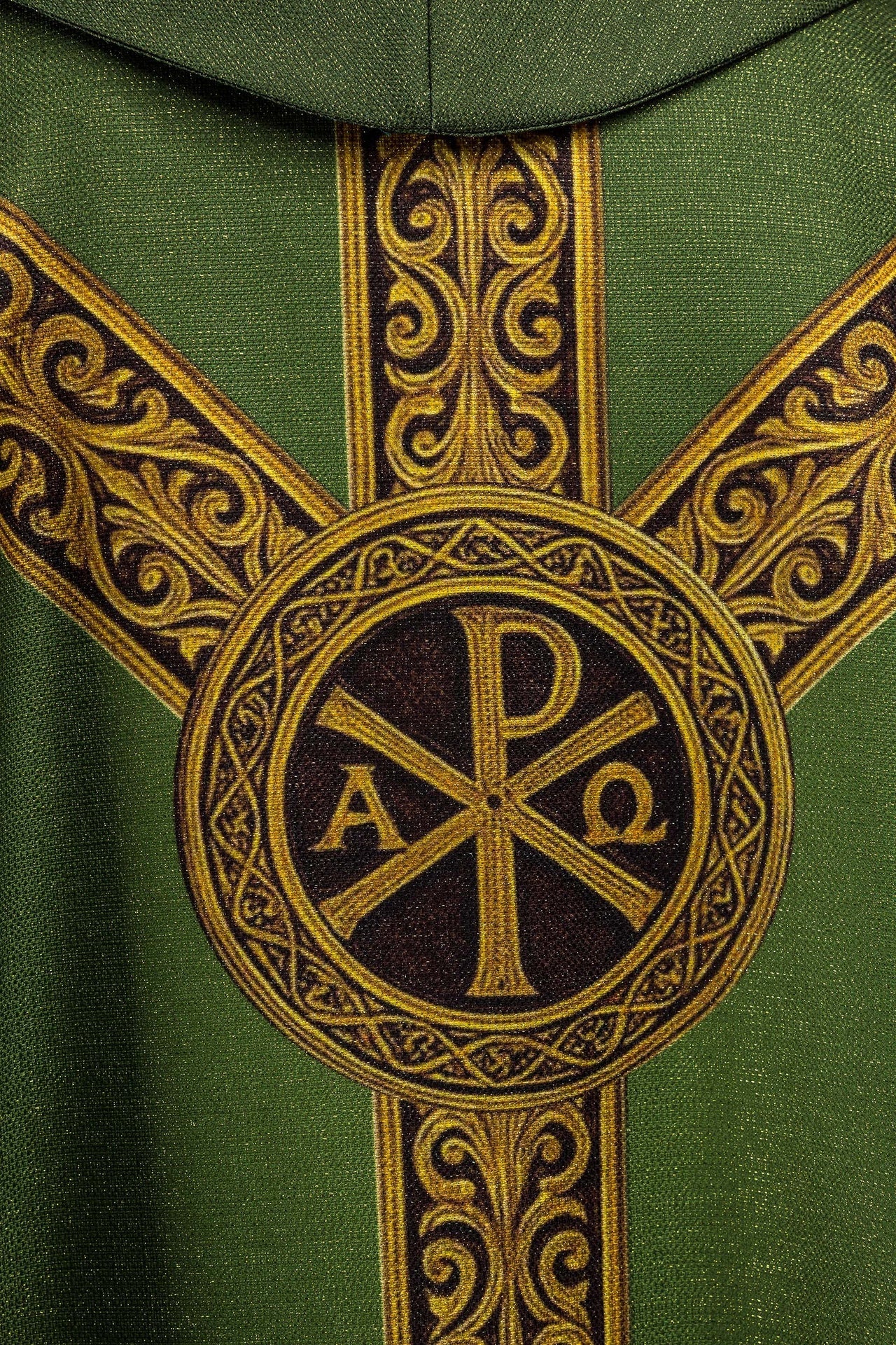 Casulla estampada “Pax” verde con ricos adornos dorados