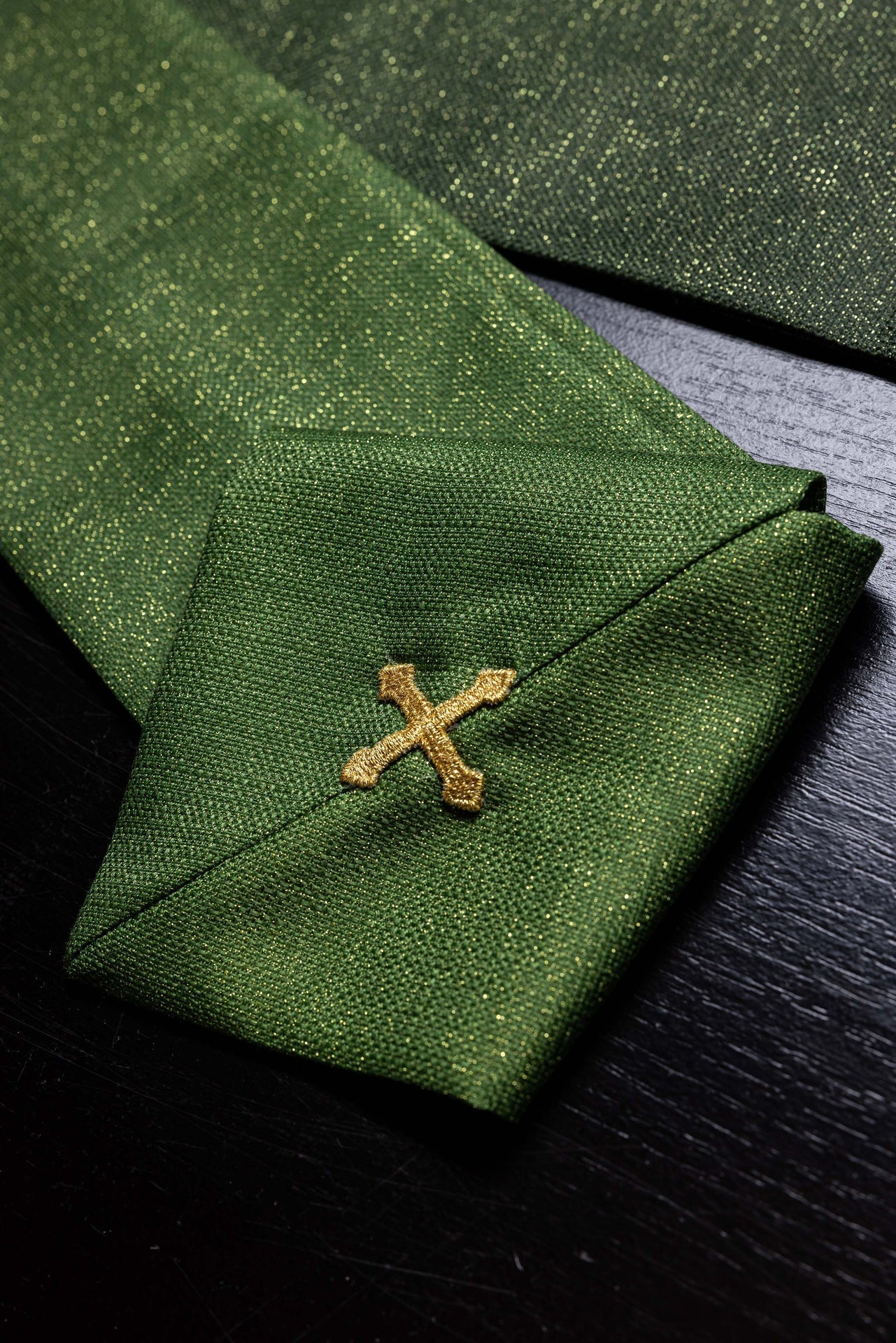 Casulla estampada “Pax” verde con ricos adornos dorados