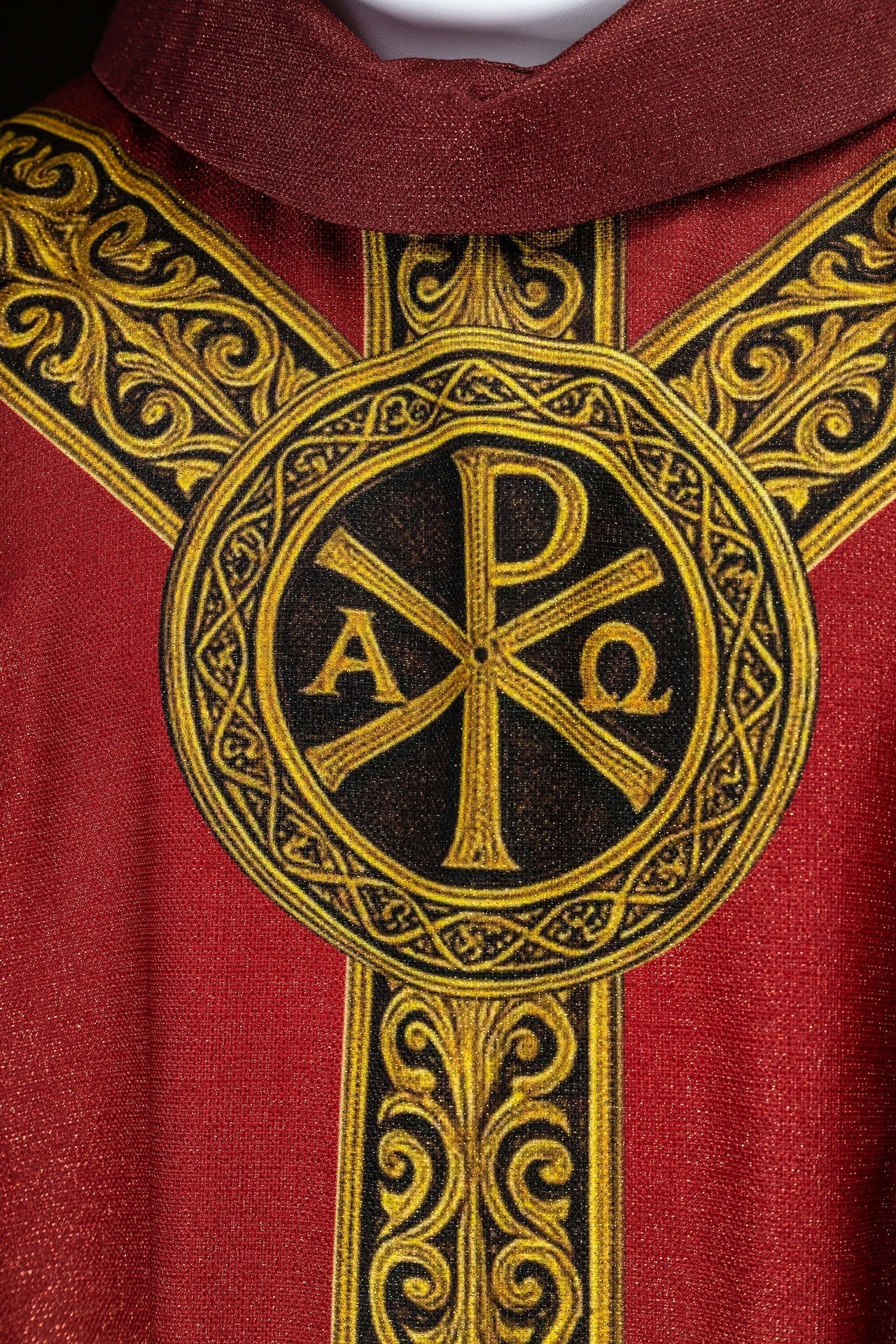 Casulla estampada “Pax” roja con rica ornamentación dorada