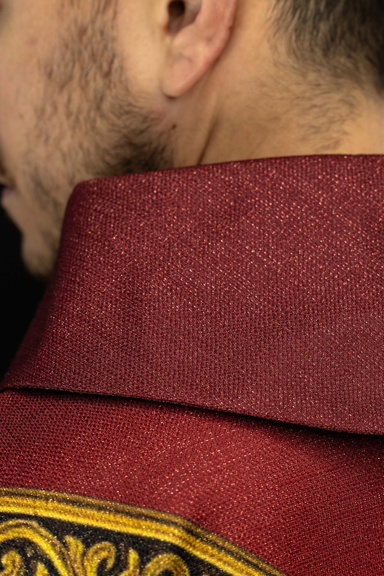 Casulla estampada “Pax” roja con rica ornamentación dorada