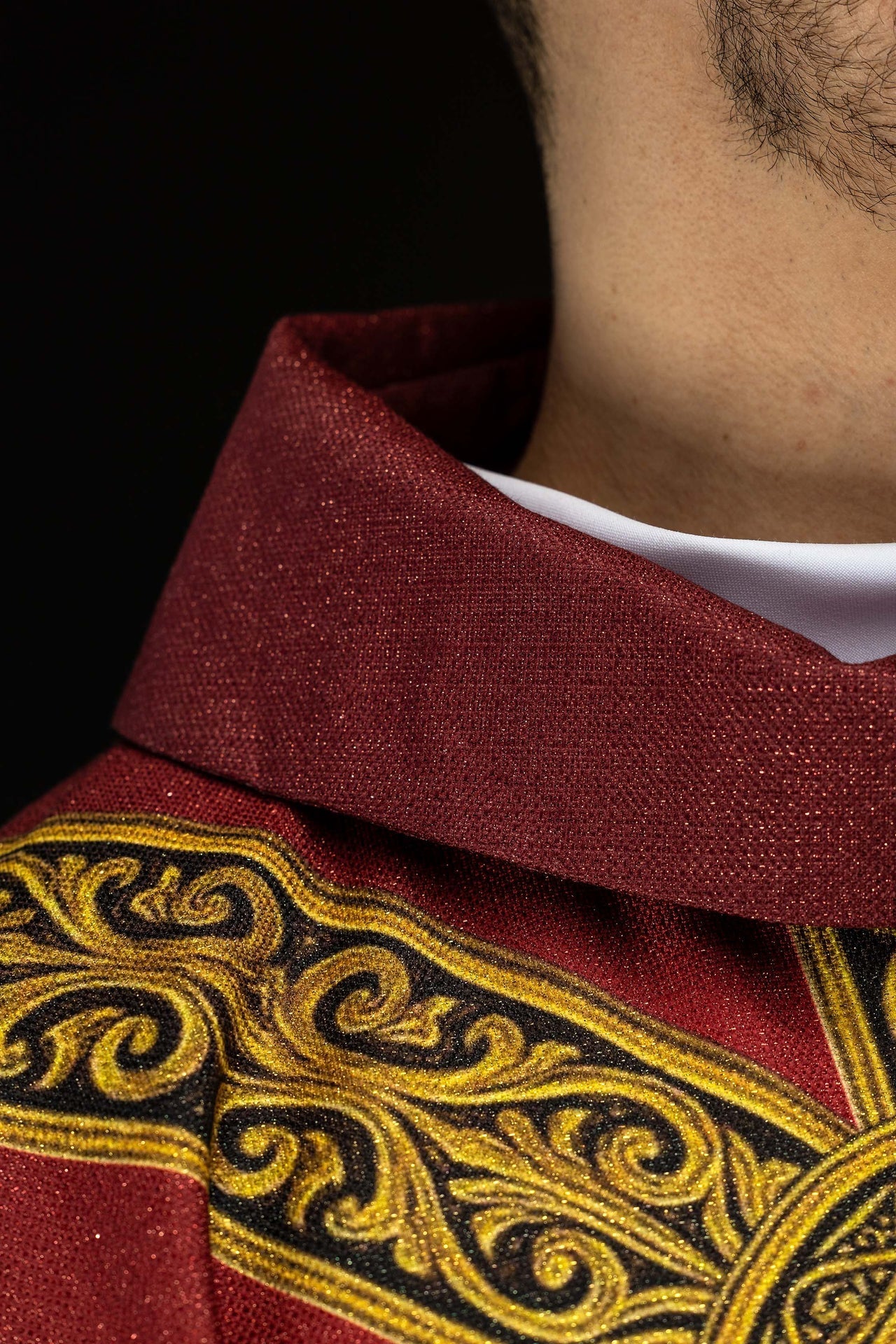 Casulla estampada “Pax” roja con rica ornamentación dorada