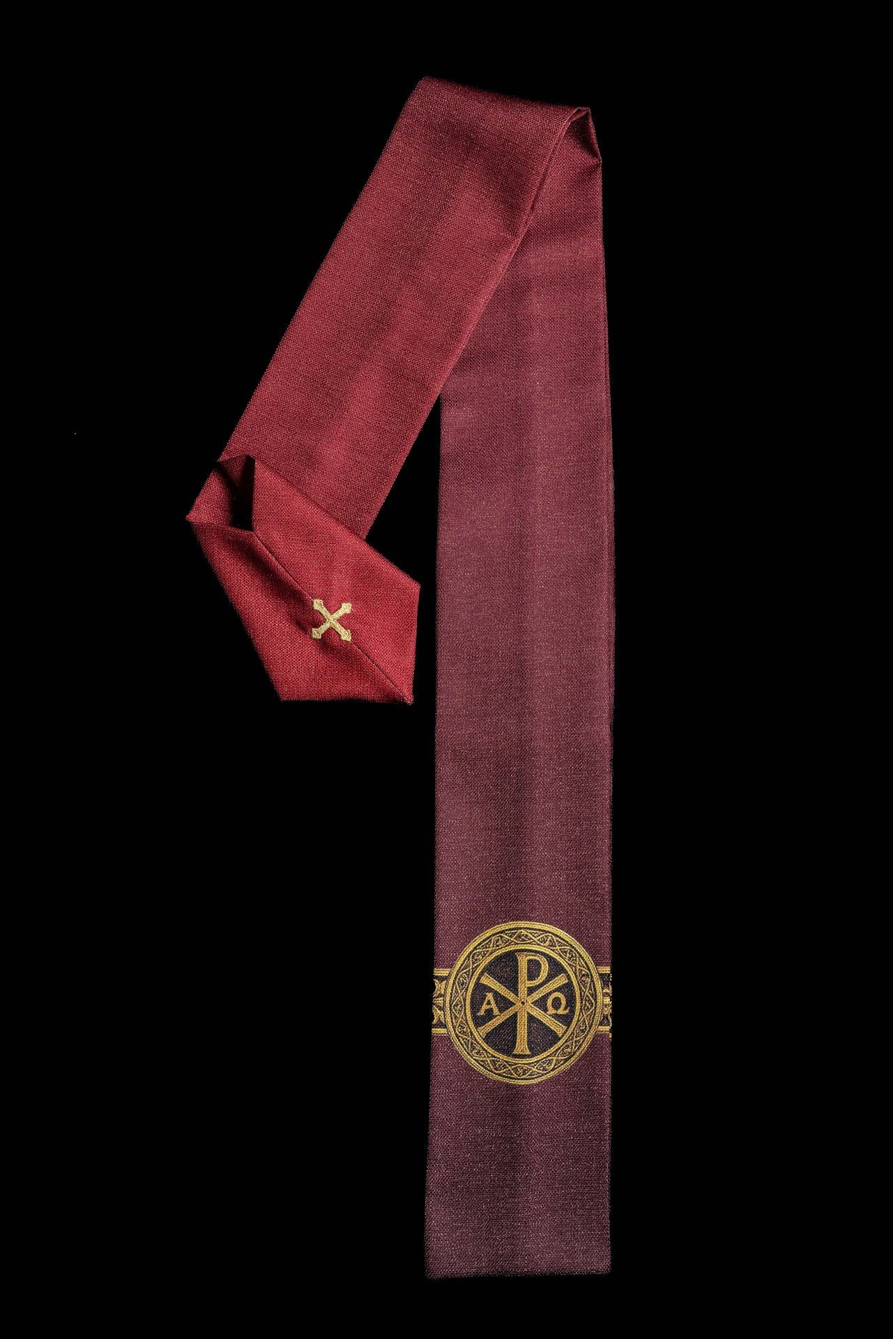 Casulla estampada “Pax” roja con rica ornamentación dorada